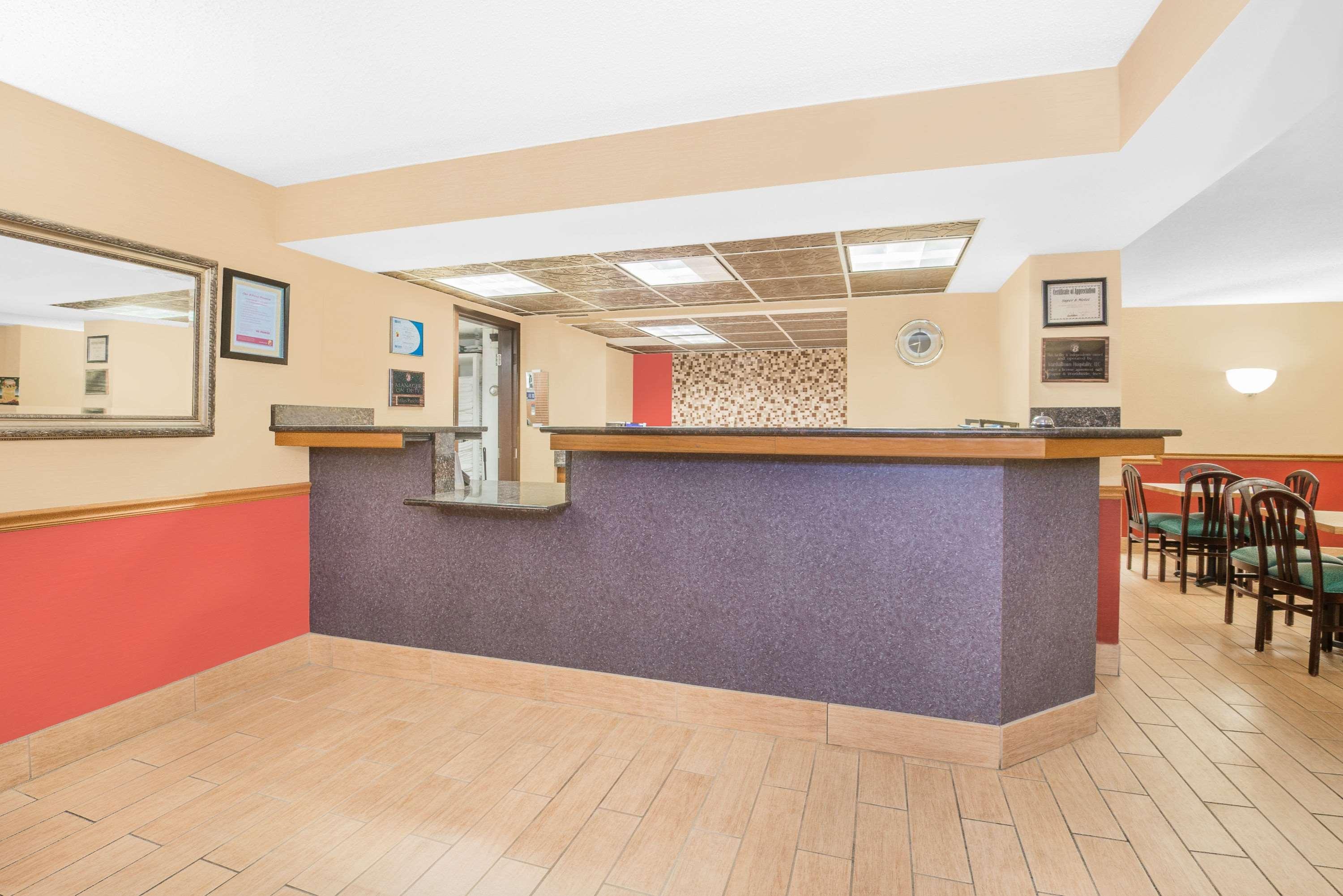 Vista Lobby Super 8 by Wyndham Marshalltown