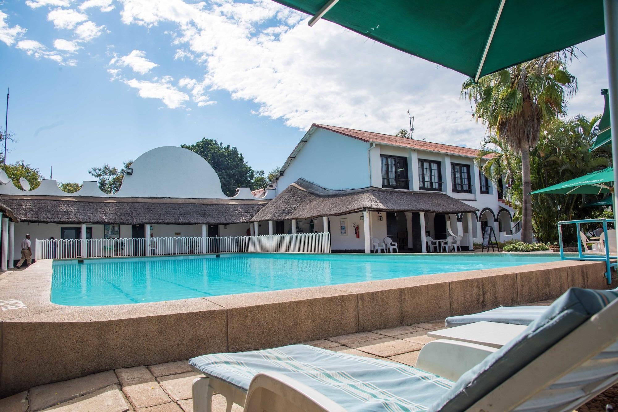 Vista Piscina Sunbird Livingstonia Beach Hotel