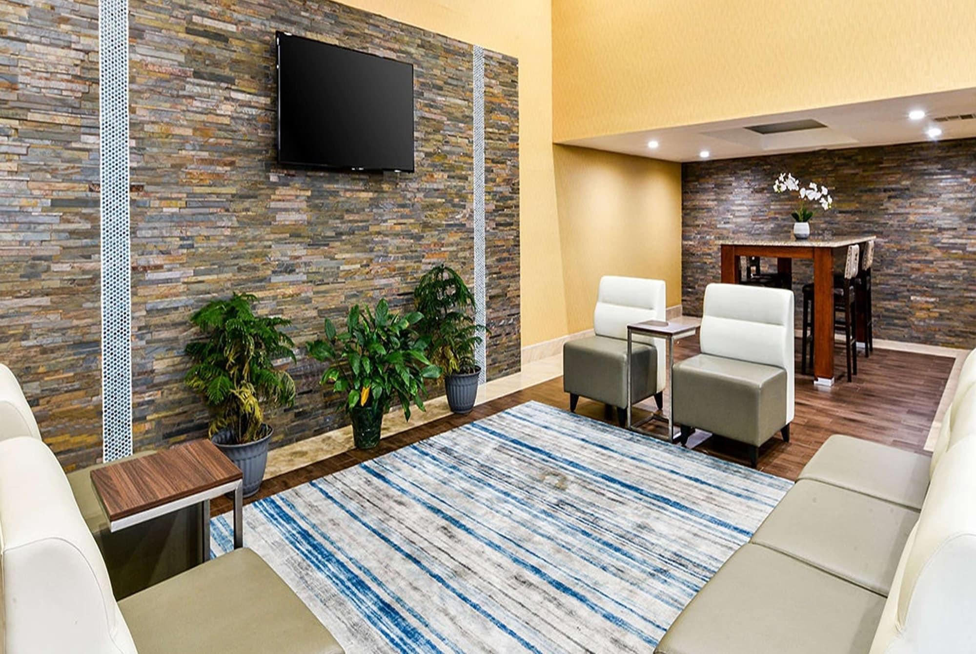 Vista Lobby Travelodge by Wyndham Commerce Los Angeles Area