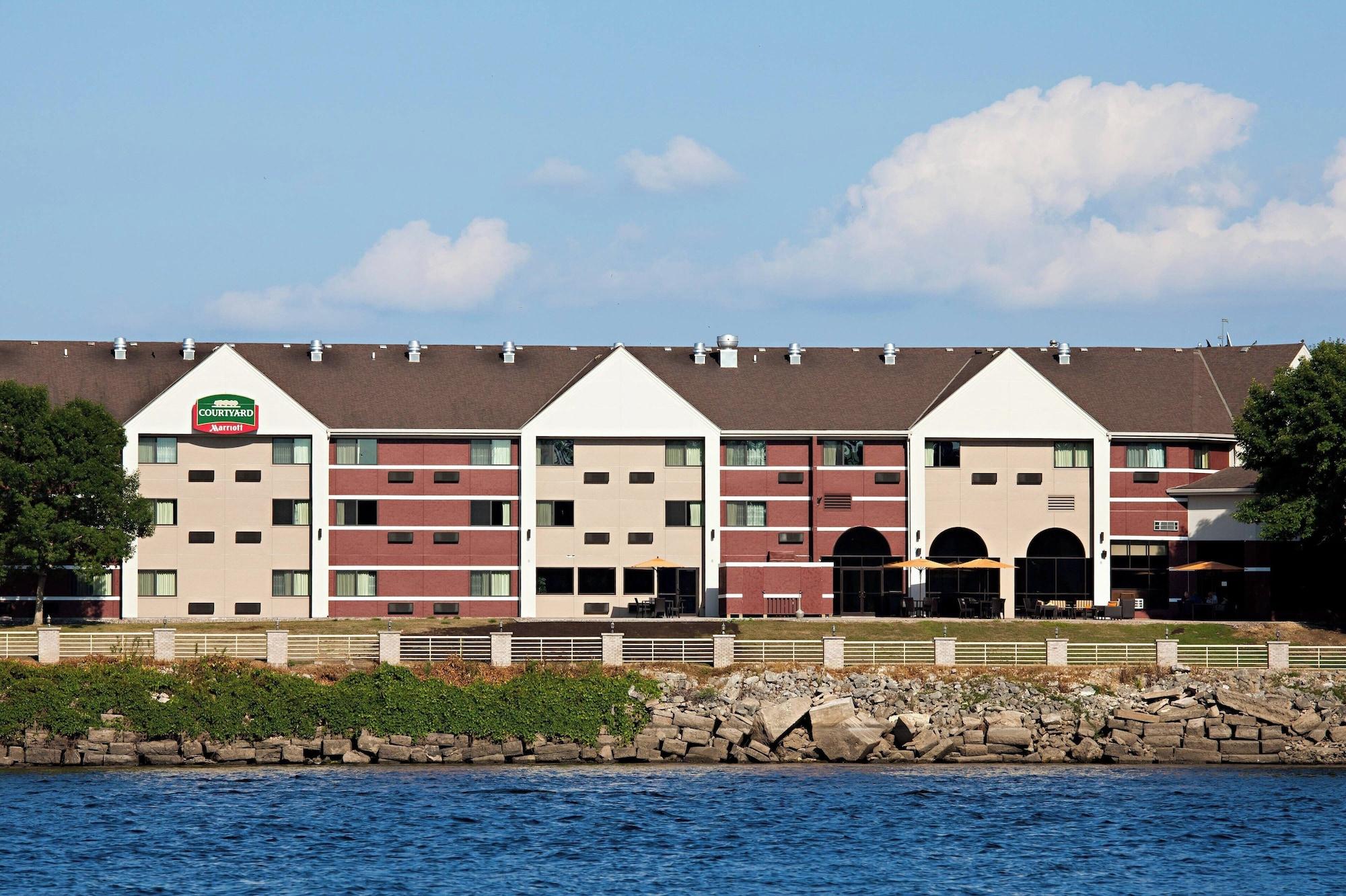 Vista Exterior Courtyard by Marriott La Crosse