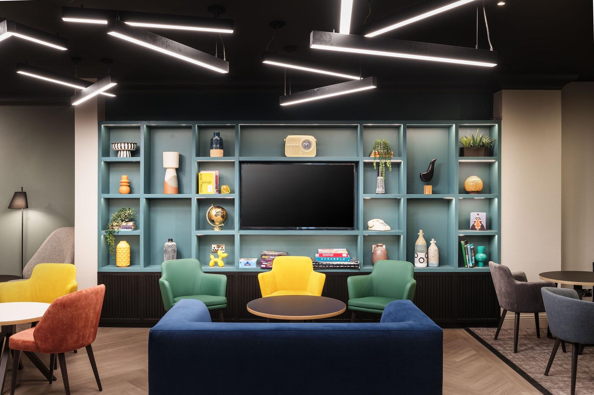 Vista Lobby Holiday Inn Leeds Wakefield M1 Jct.40 by IHG