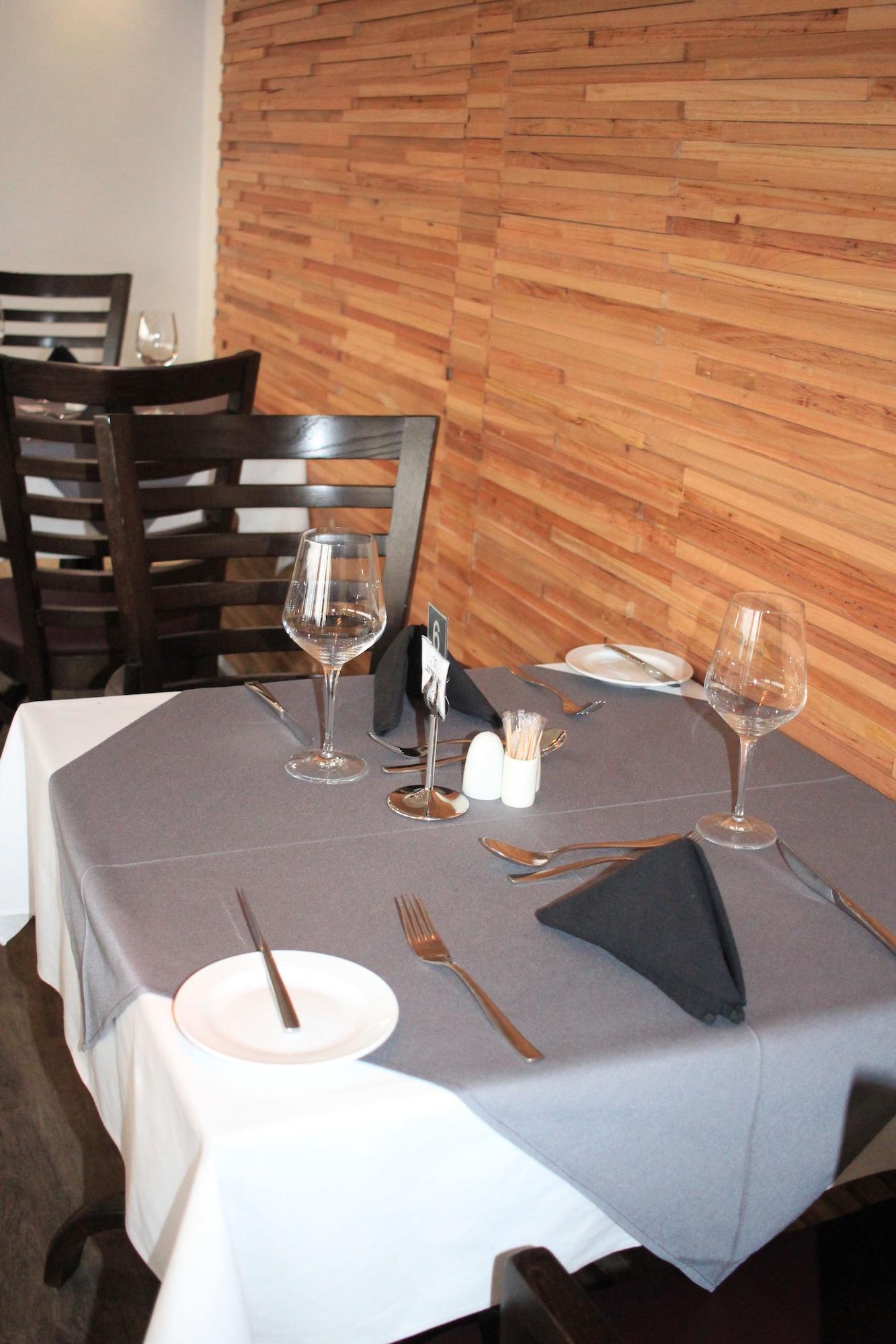 Restaurant Tower Bliss Studio Apartment