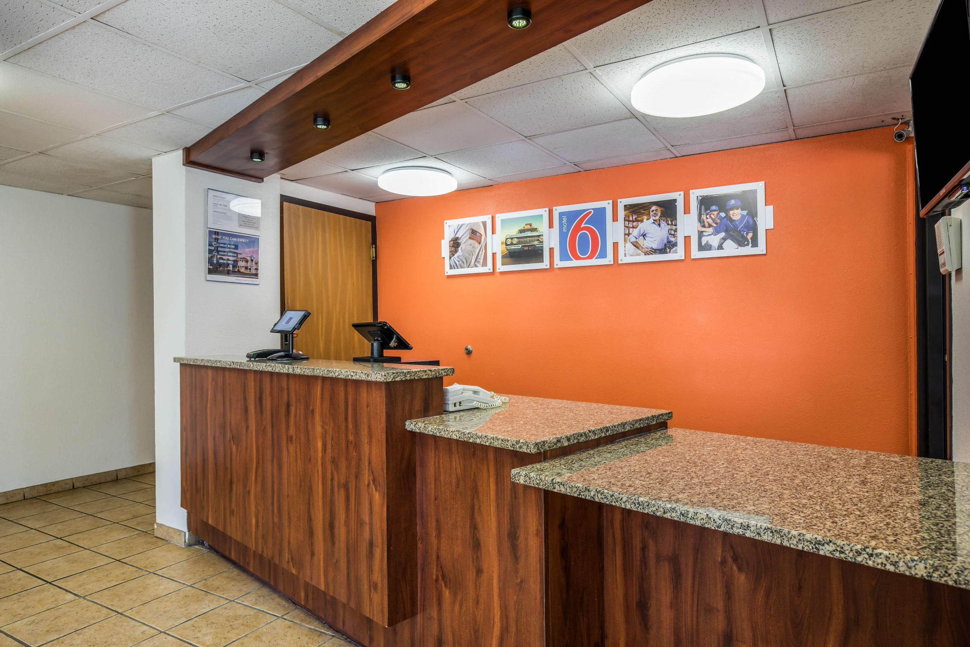 Vista Lobby Motel 6 Madison, WI - East