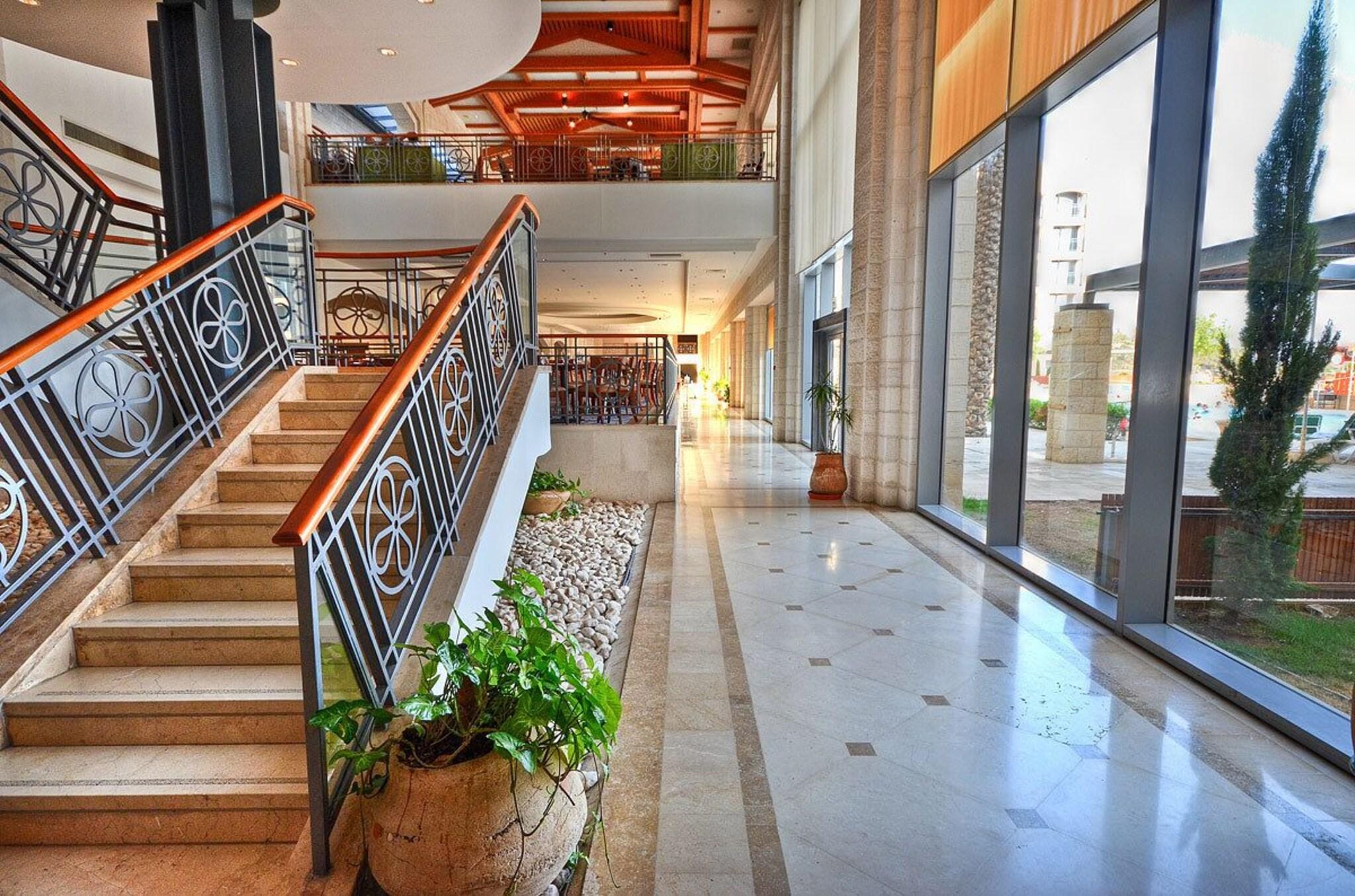 Vista Lobby Golden Crown Hotel
