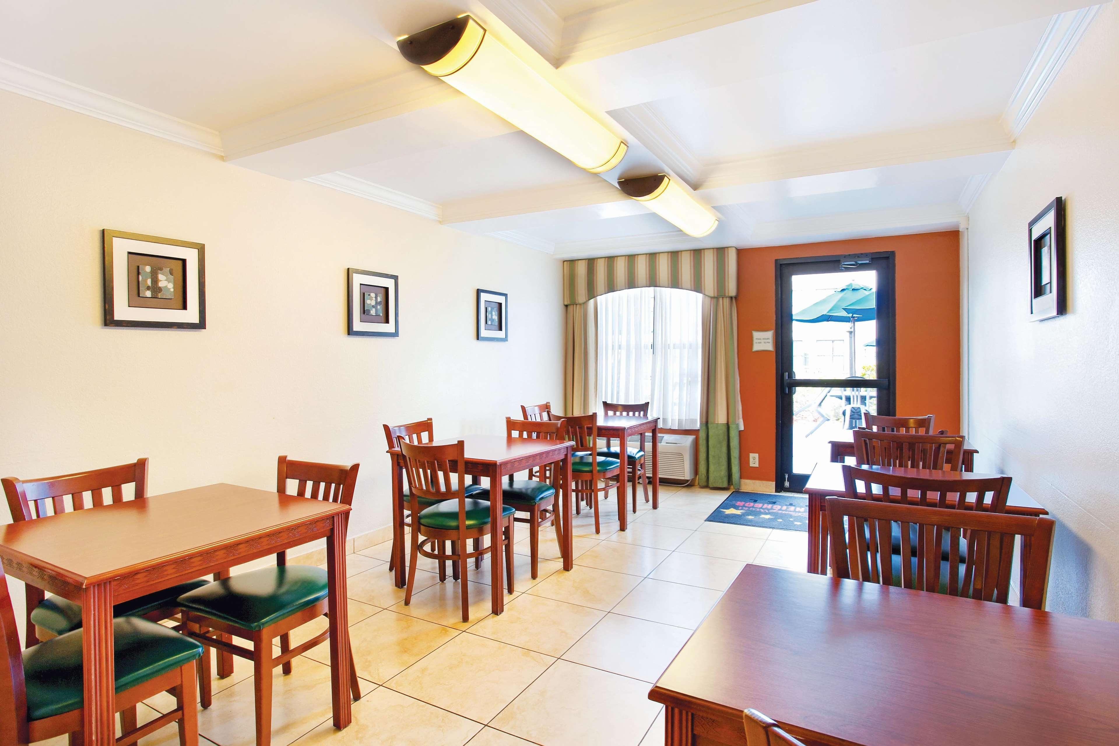 Restaurant La Quinta Inn by Wyndham Orlando International Drive North