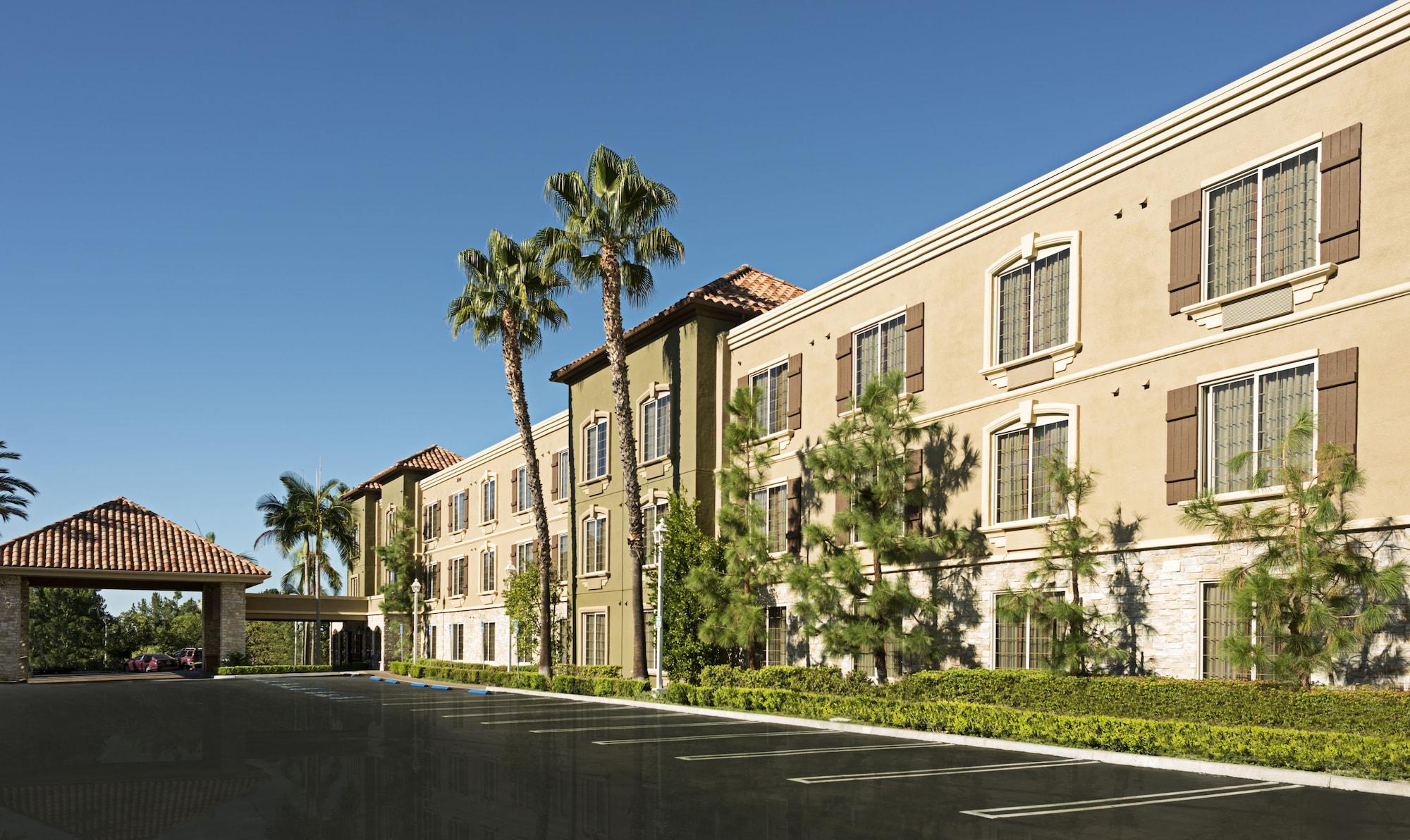 Vista Exterior Ayres Suites Mission Viejo – Lake Forest