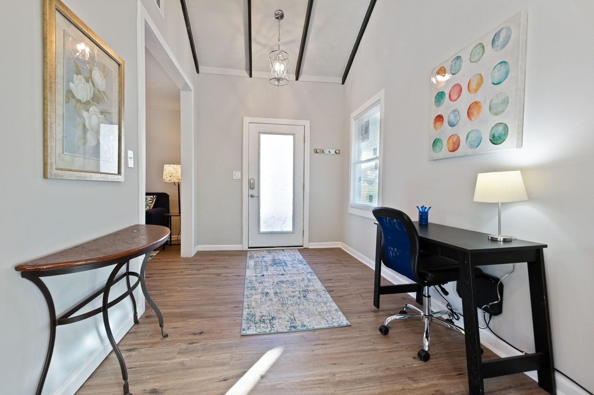 Guest room Explore Atlanta! Enjoy All The City Has To Offer Without The Noise And Stress Of City Life! 2 Bedroom Home by Redawning