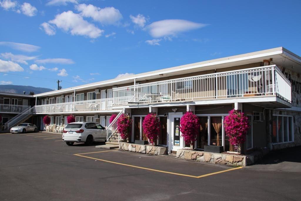Varios Plaza Motel