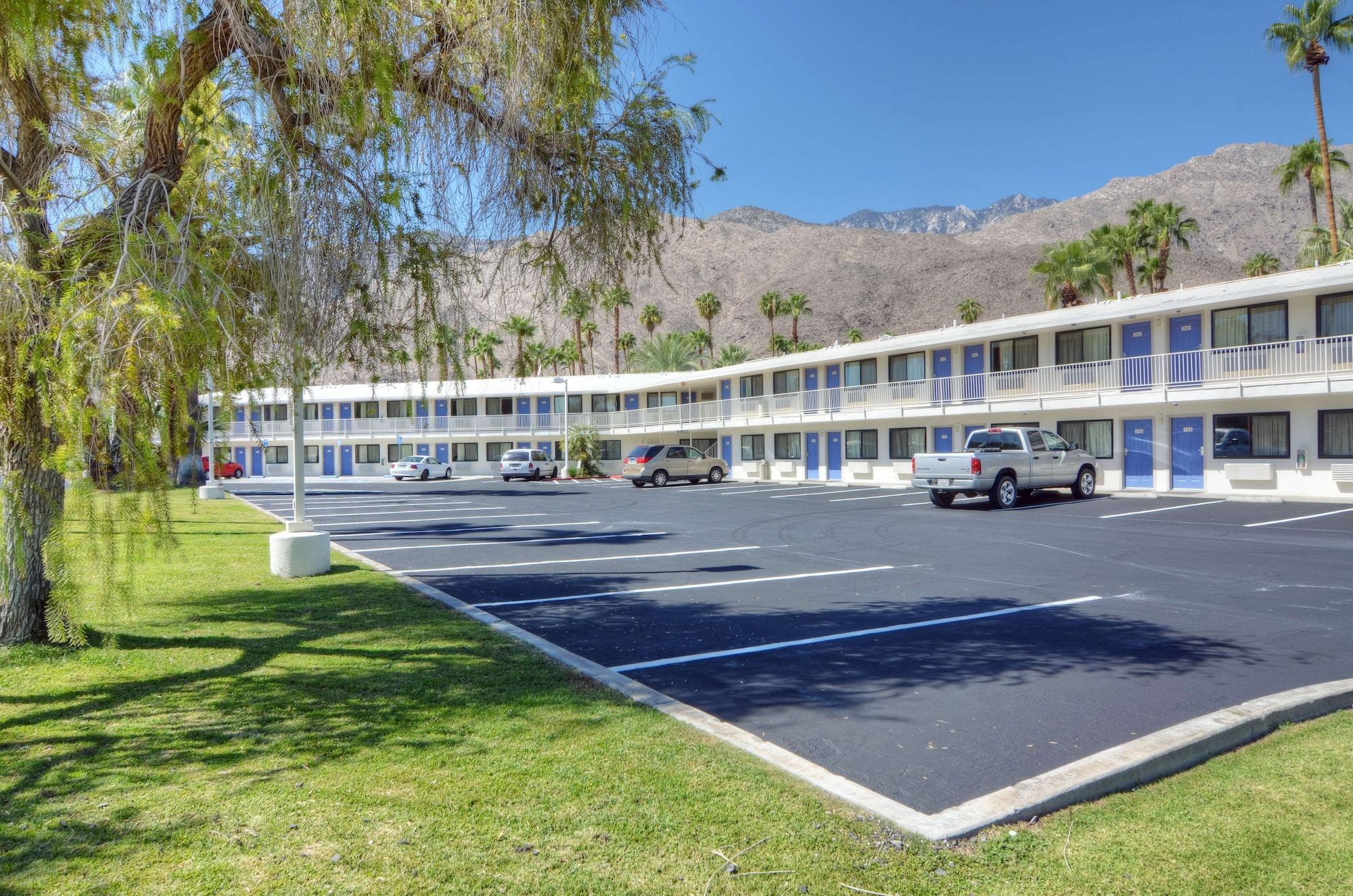 Vista Exterior Motel 6 Palm Springs, CA - East - Palm Canyon
