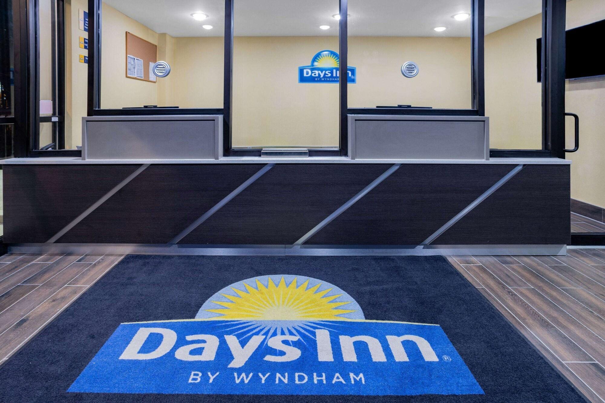 Vista Lobby Days Inn by Wyndham Bronx NYC