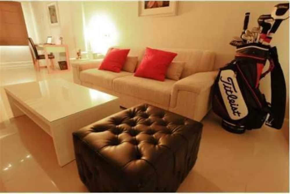 Varios The One Residence