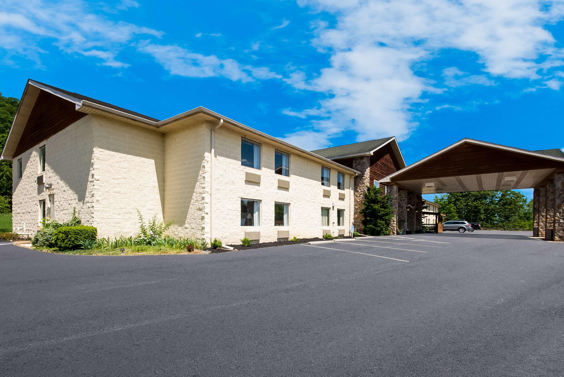 Vista Exterior SureStay Plus Hotel by Best Western Berkeley Springs