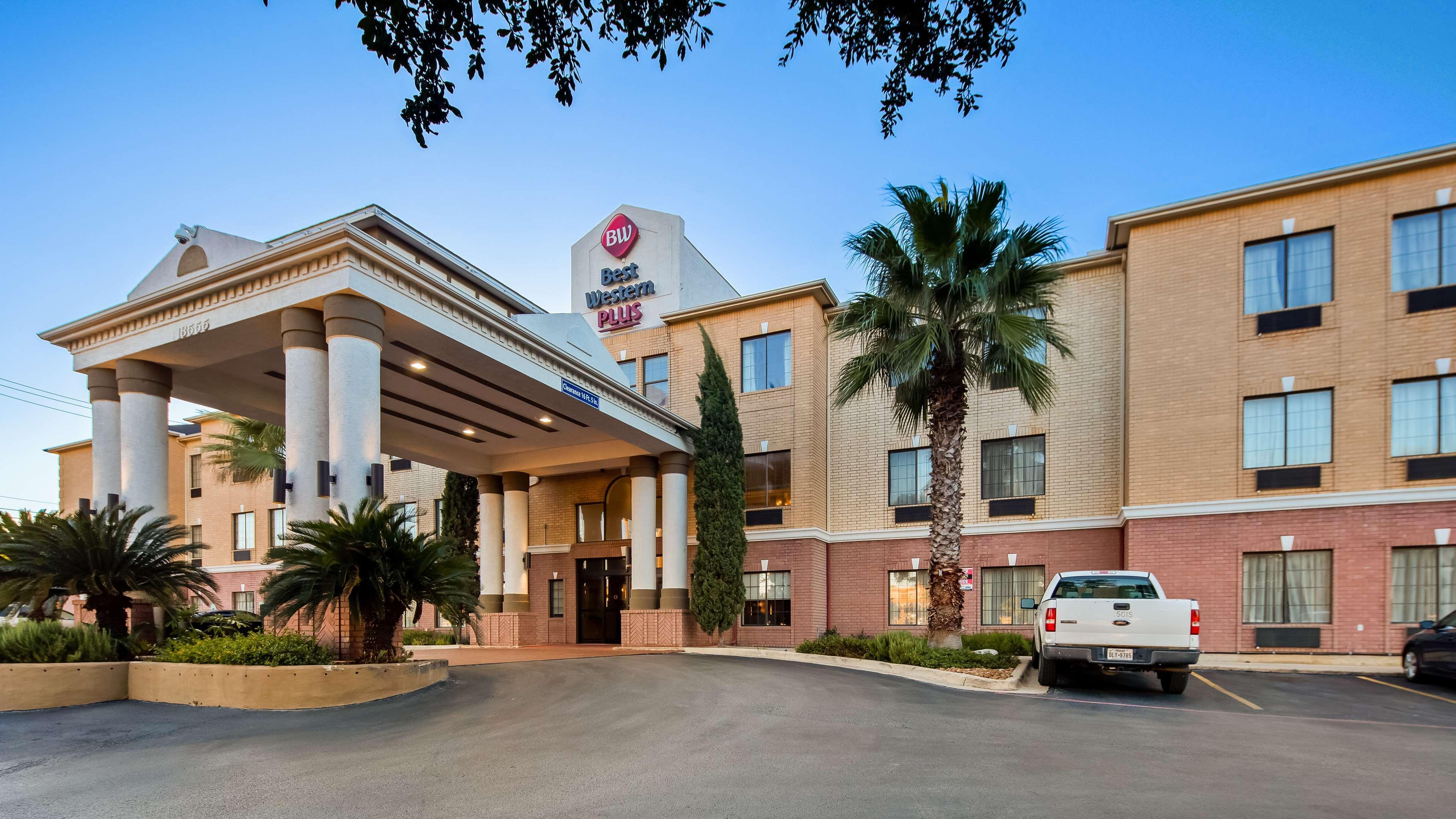 Vista Exterior Best Western Plus Hill Country Suites