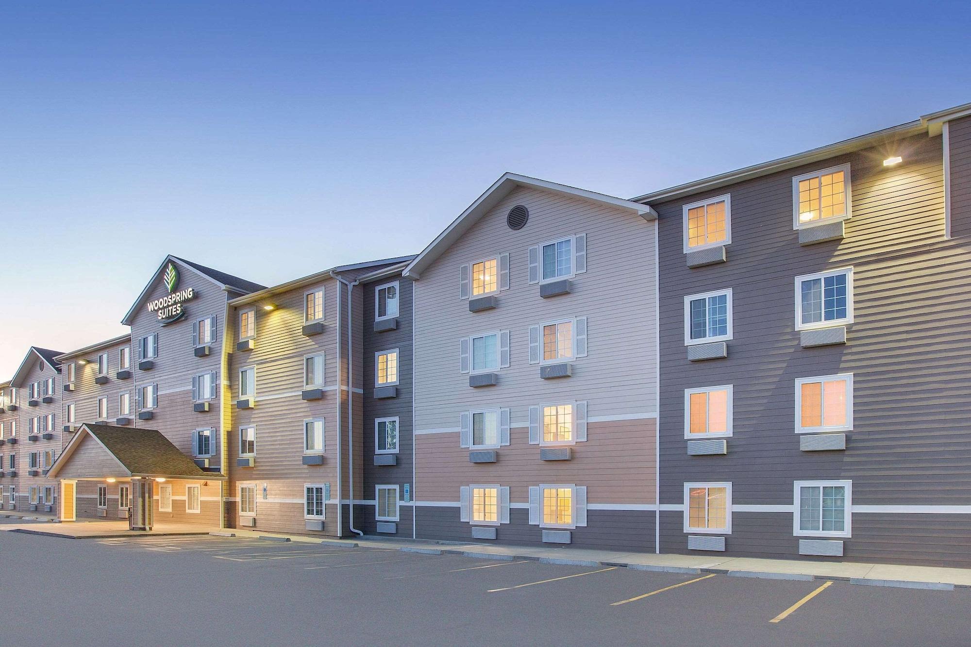 Vista Exterior WoodSpring Suites Sioux Falls