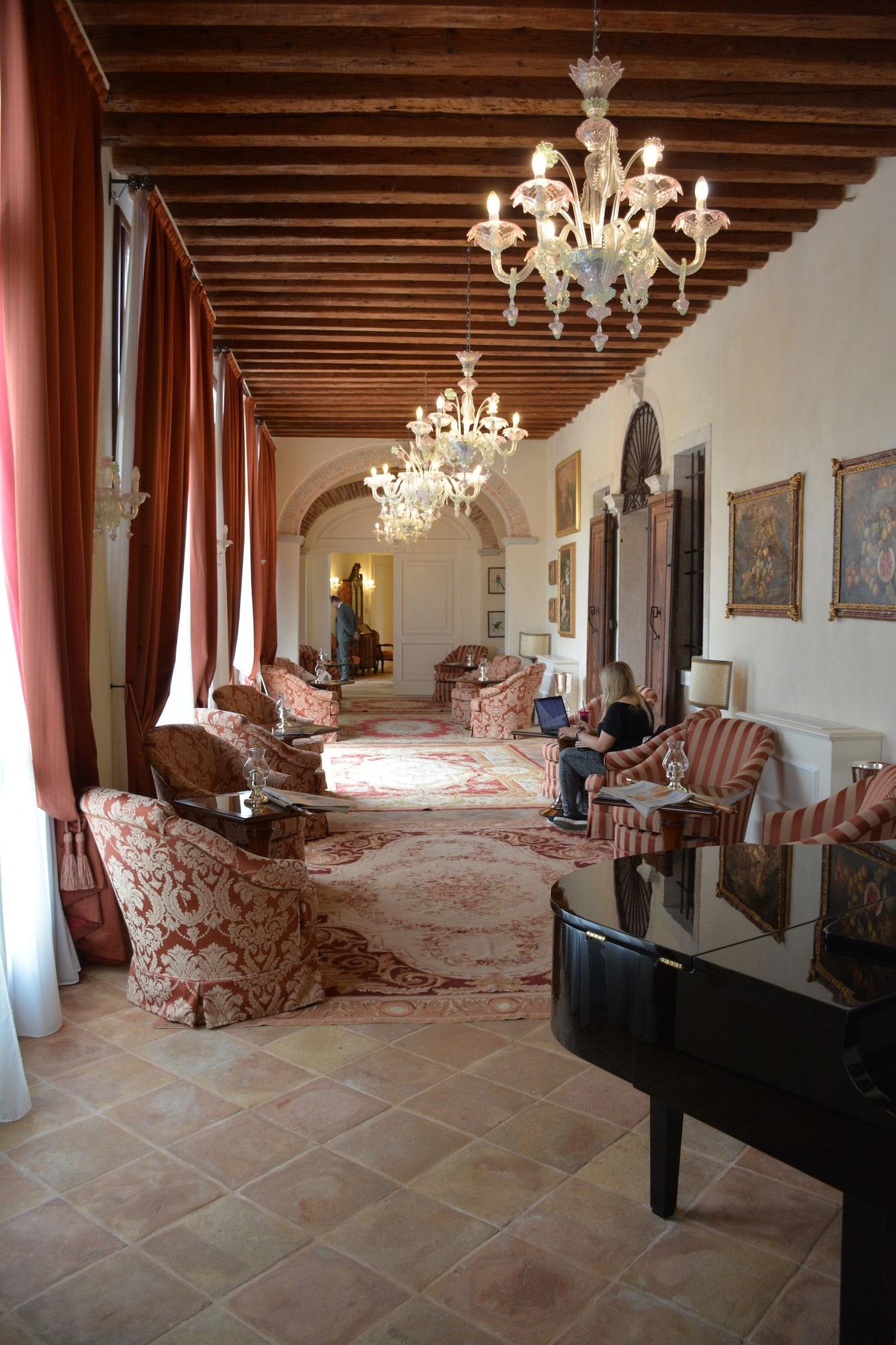 Vista Lobby Villa Barbarich