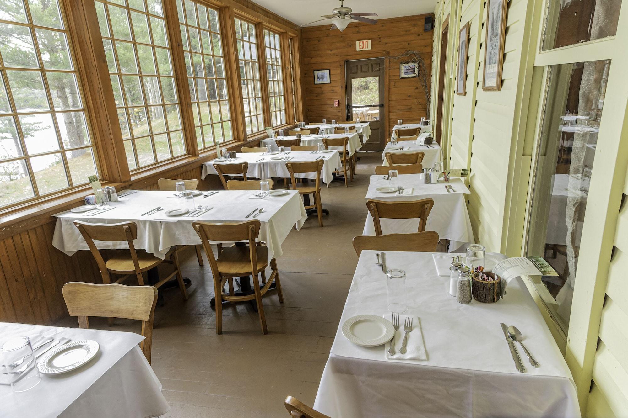 Restaurant The Woods Inn