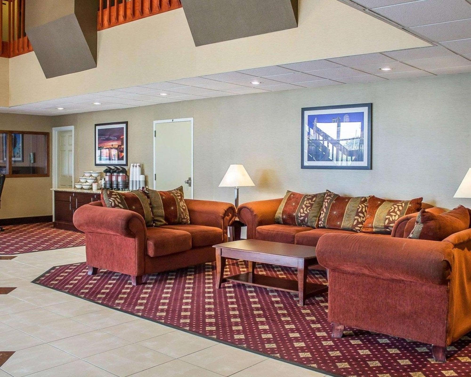 Vista Lobby Norwood Inn & Suites North Conference Center