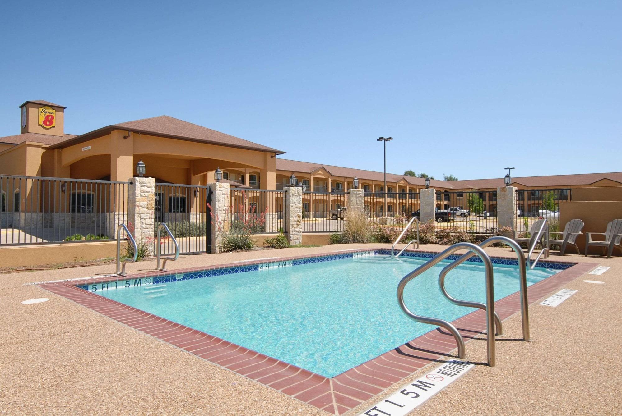Vista Piscina Super 8 by Wyndham Stephenville