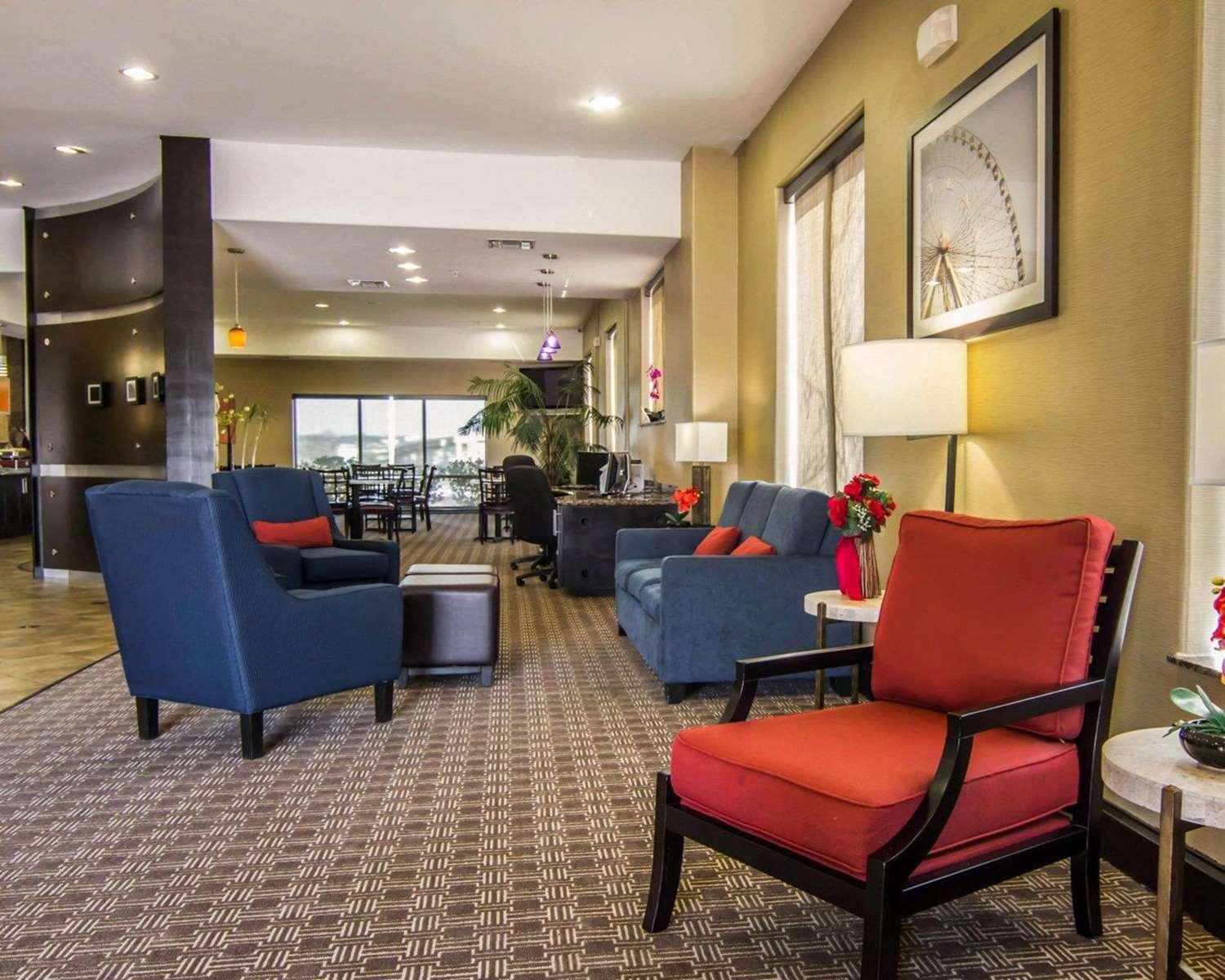Vista do lobby Comfort Suites Dallas