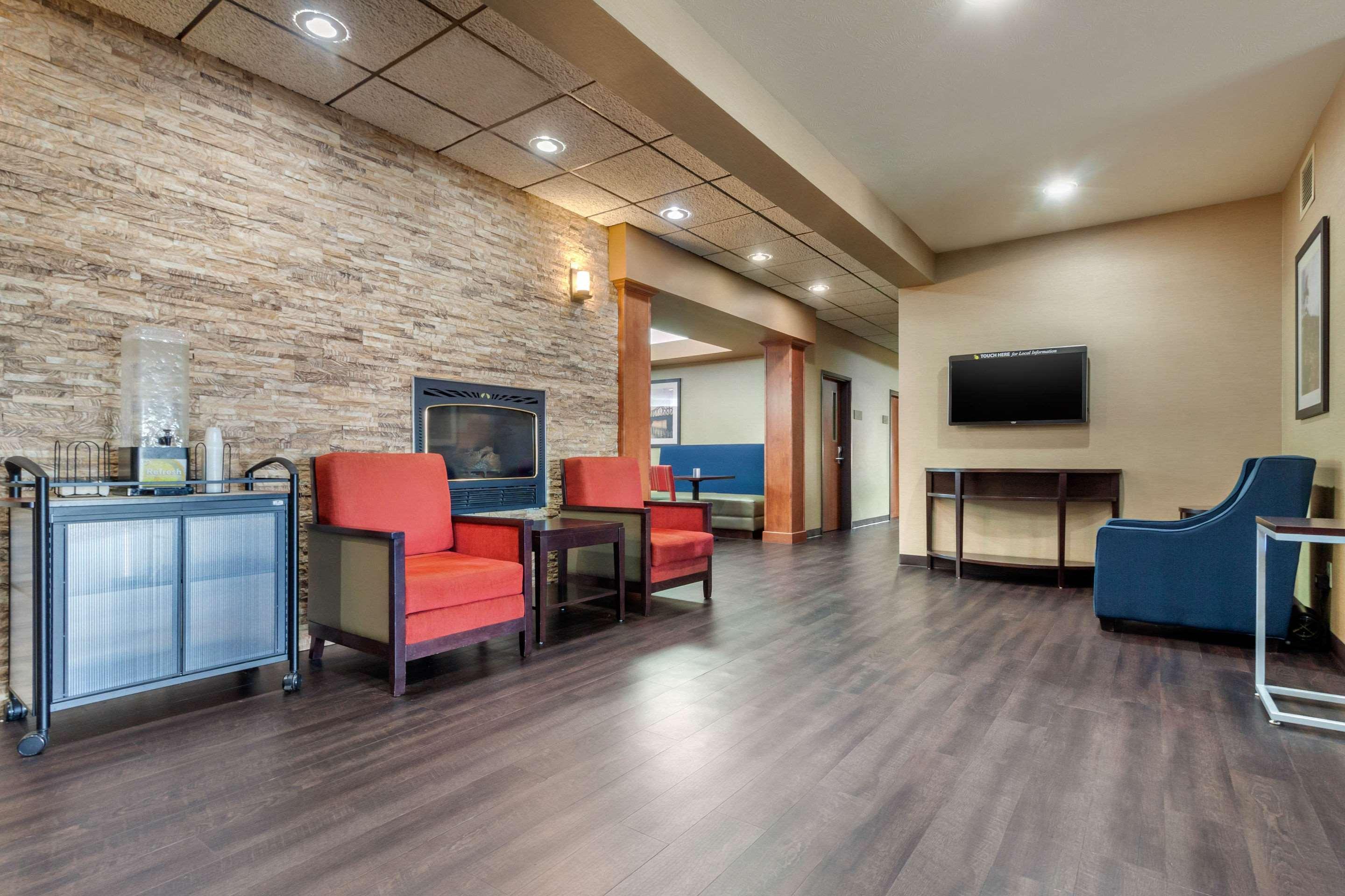 Vista Lobby Comfort Inn & Suites Mitchell I-90