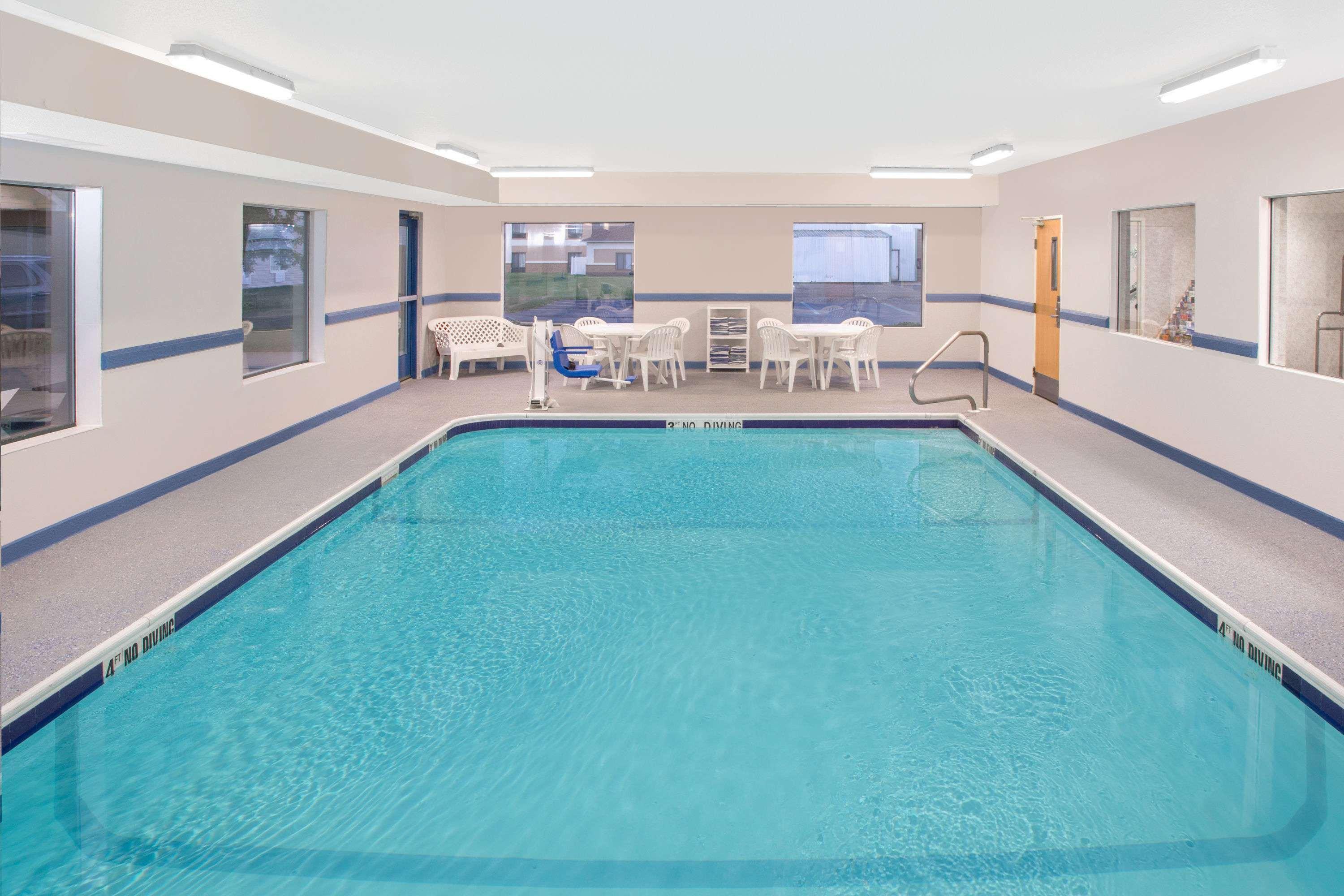 Vista Piscina Super 8 by Wyndham Three Rivers