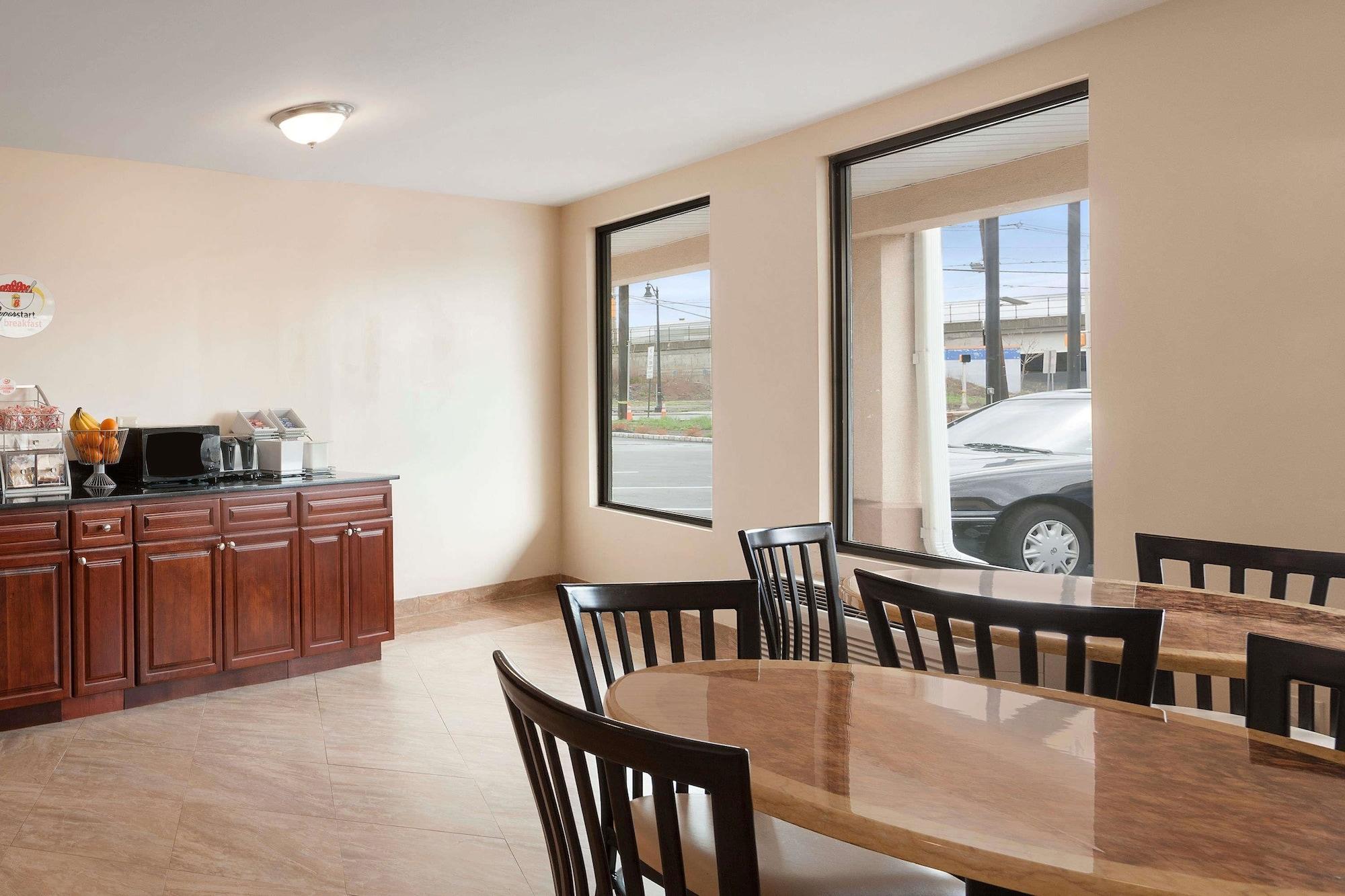 Restaurant Super 8 by Wyndham Rahway/Newark