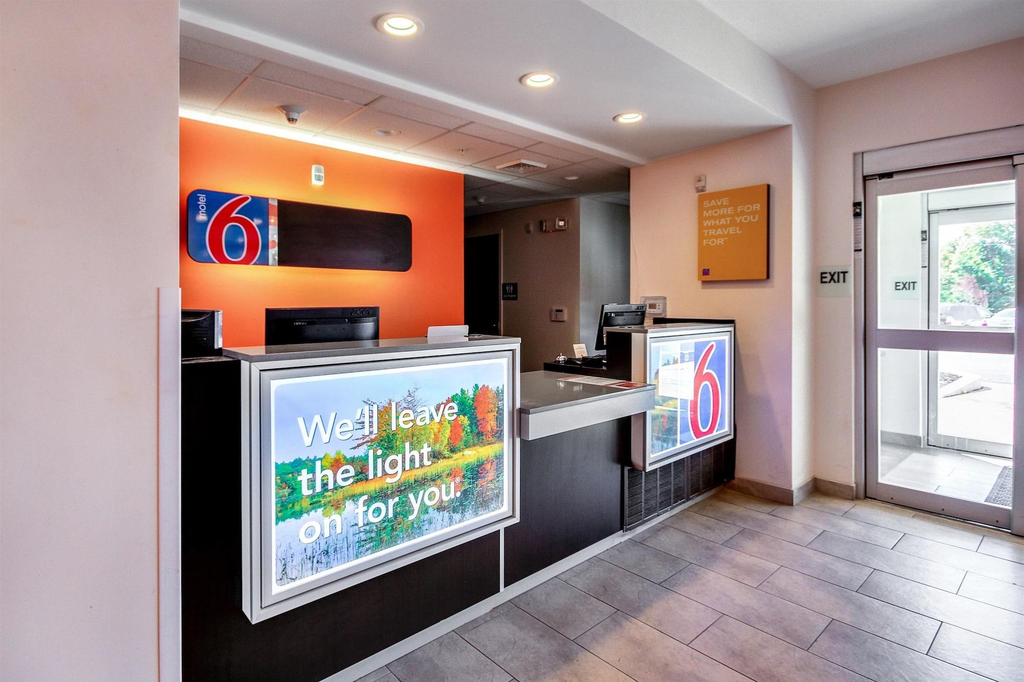 Vista Lobby Motel 6 Allentown, PA