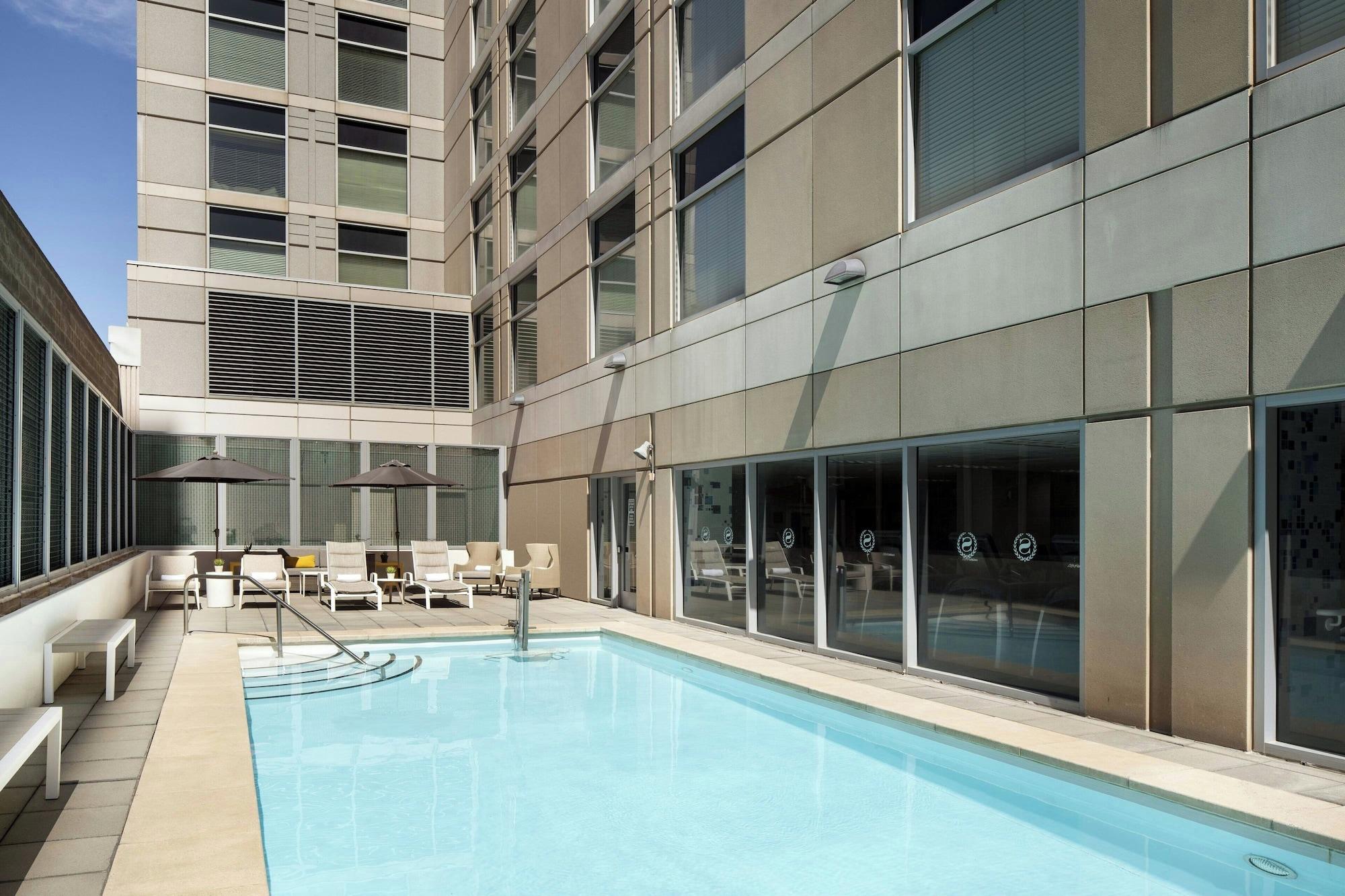Vista Piscina Sheraton Grand Sacramento Hotel