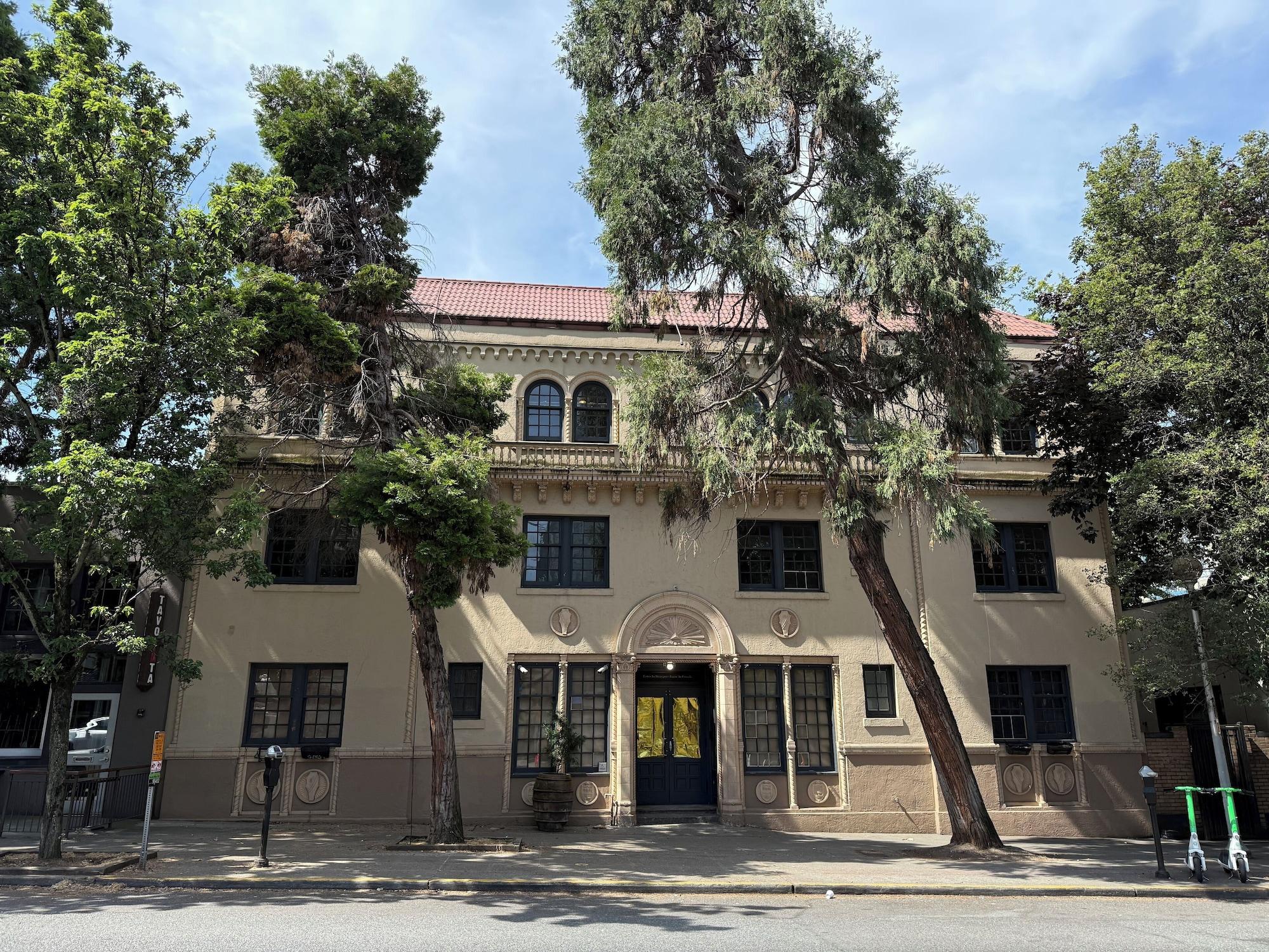 Varios Hostel Fish Seattle