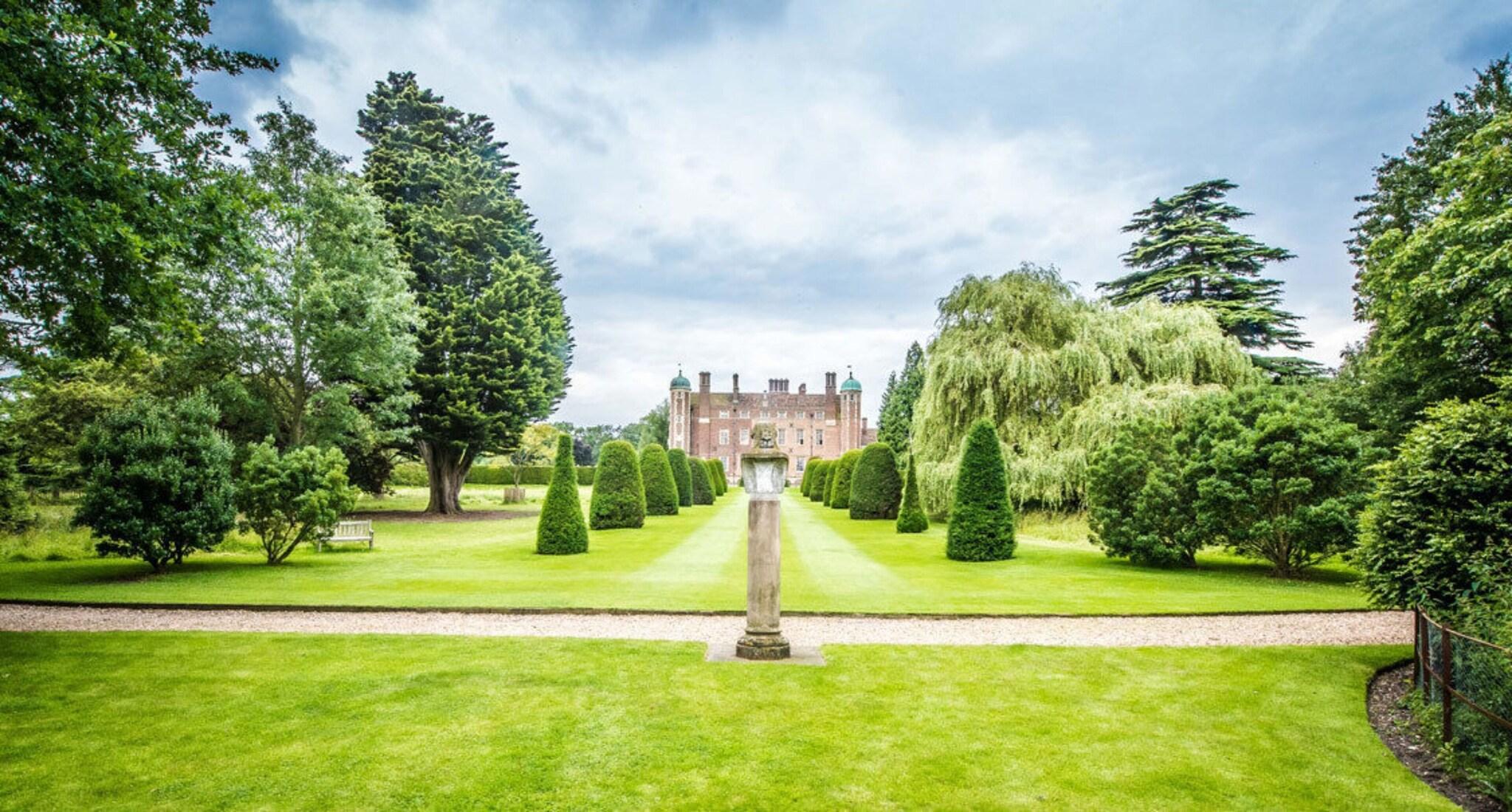 Varios Madingley Hall