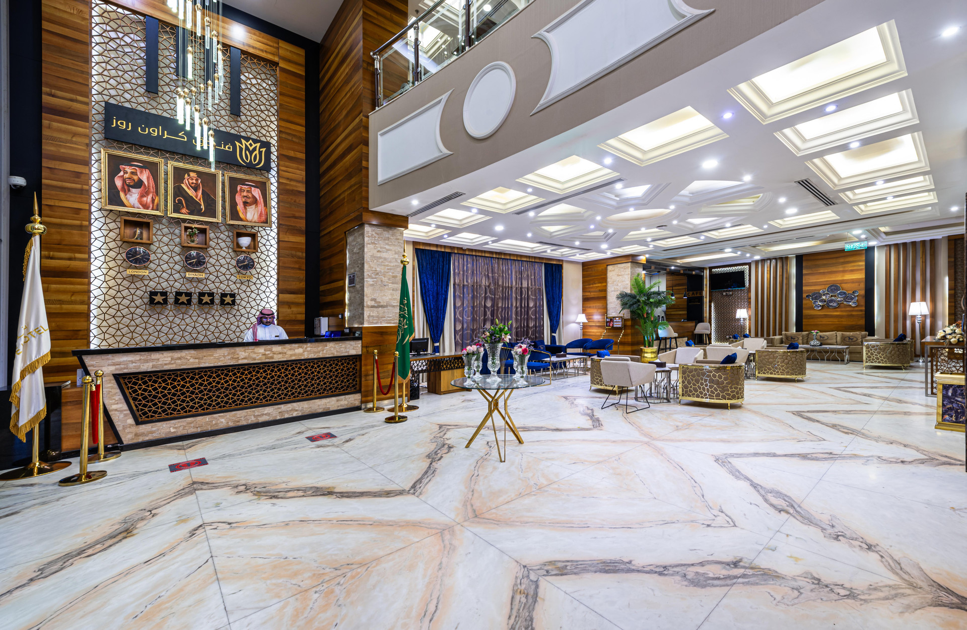 Vista Lobby Crown Rose Hotel