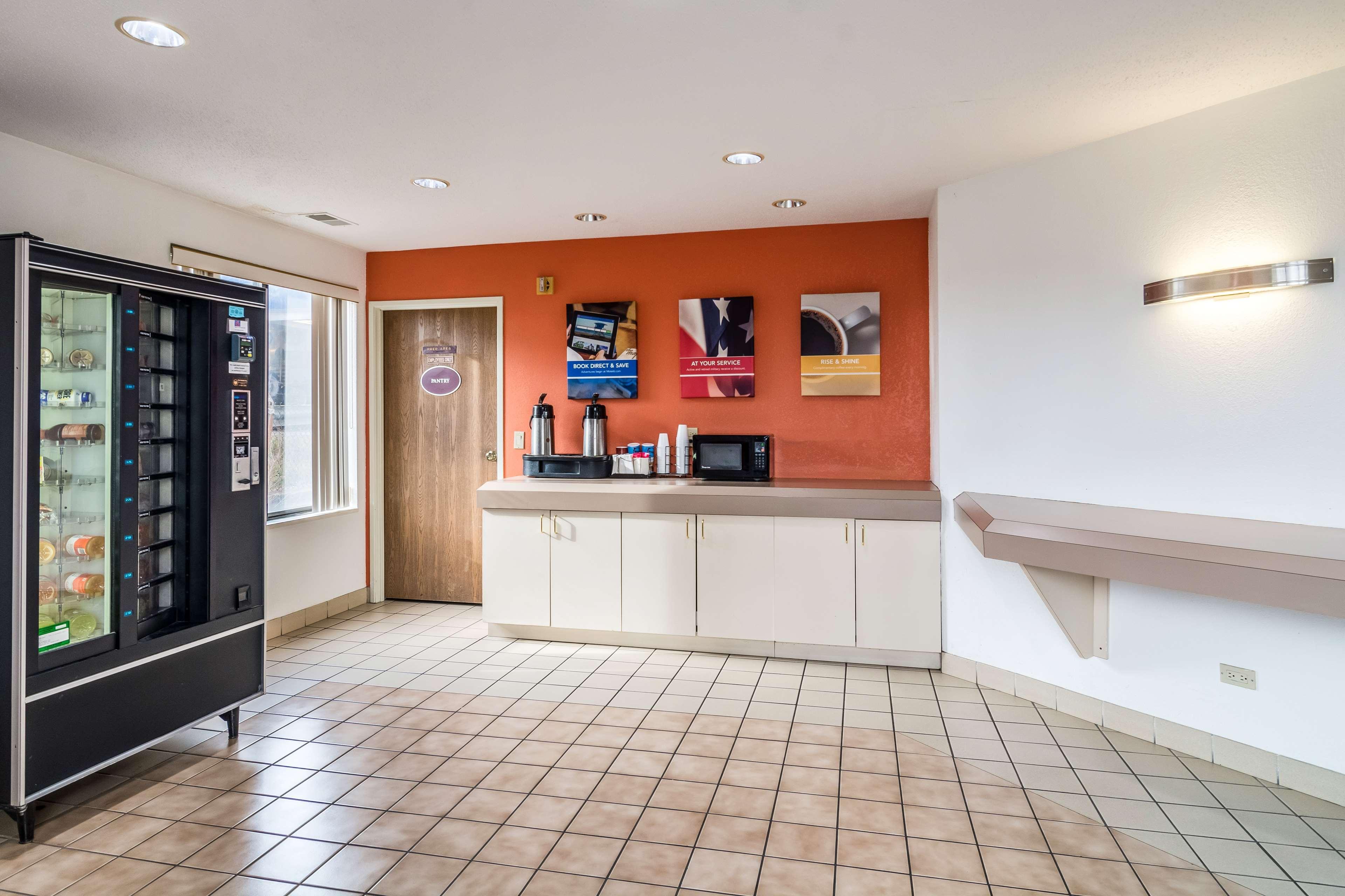 Restaurant Motel 6 Harvey, IL