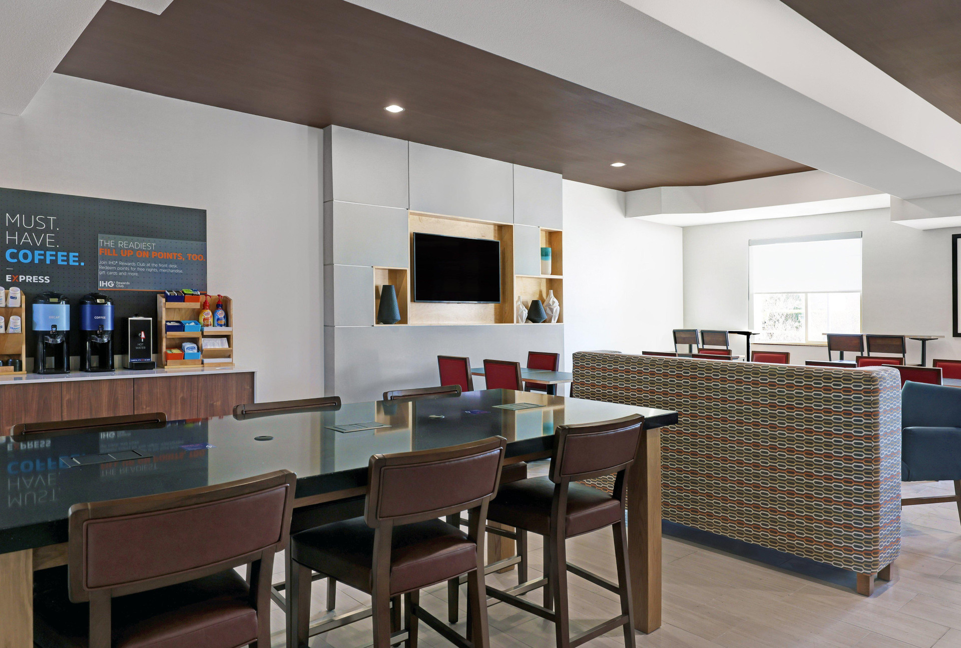 Bar/Salón Holiday Inn Express Hotel & Suites NEWPORT by IHG