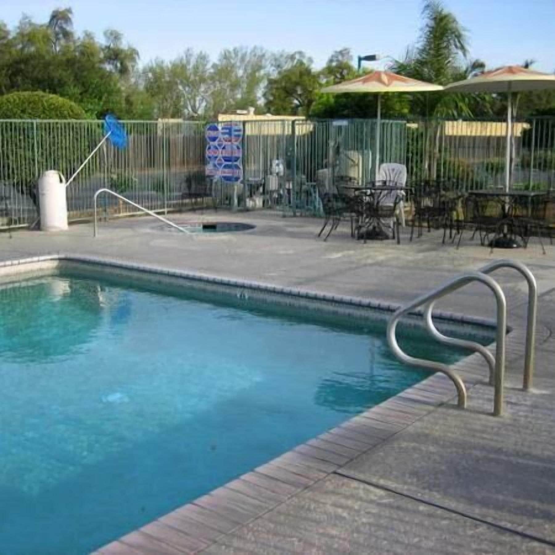 Vista Piscina Edgewater Inn Reedley