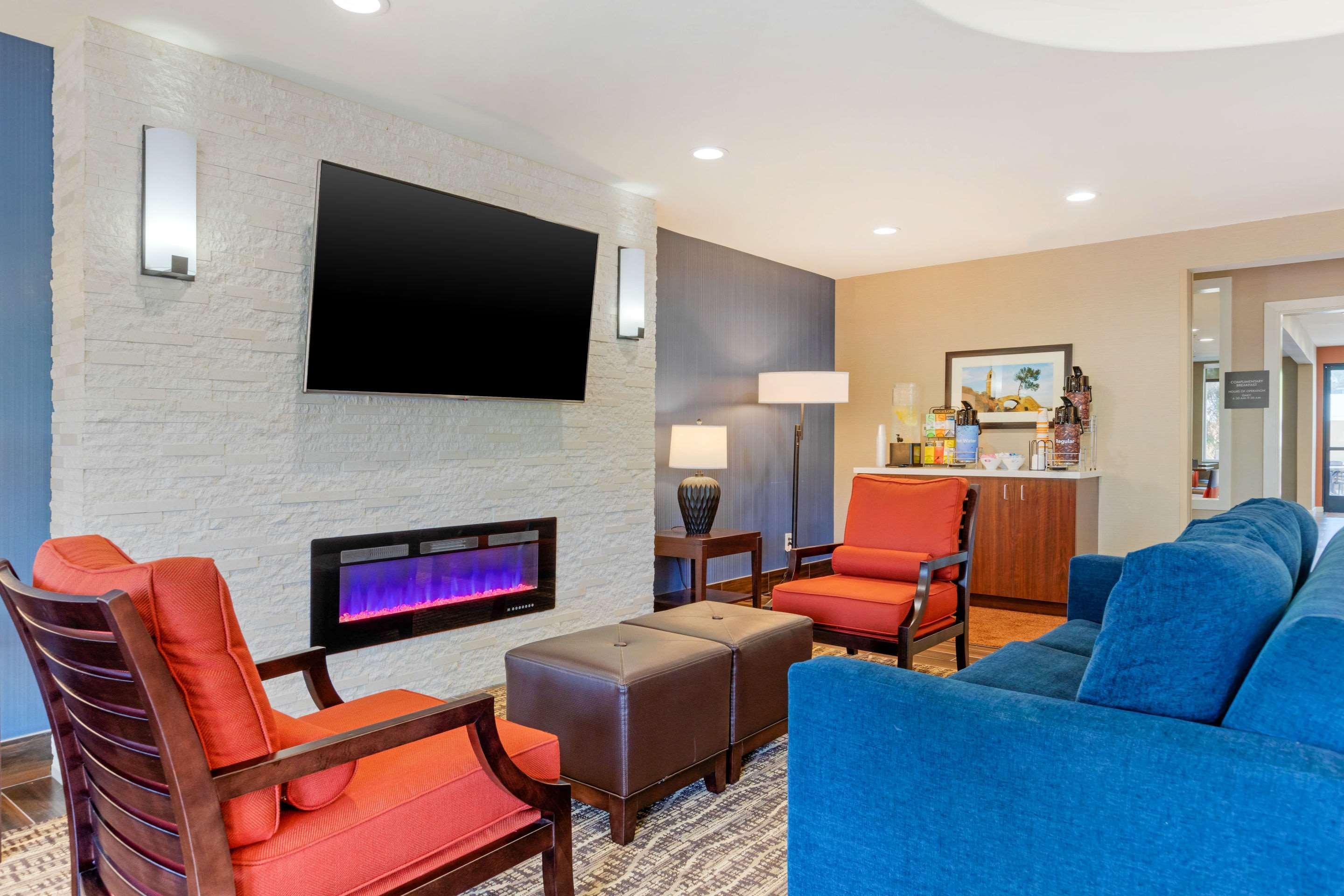 Vista Lobby Comfort Inn & Suites near Ontario Airport