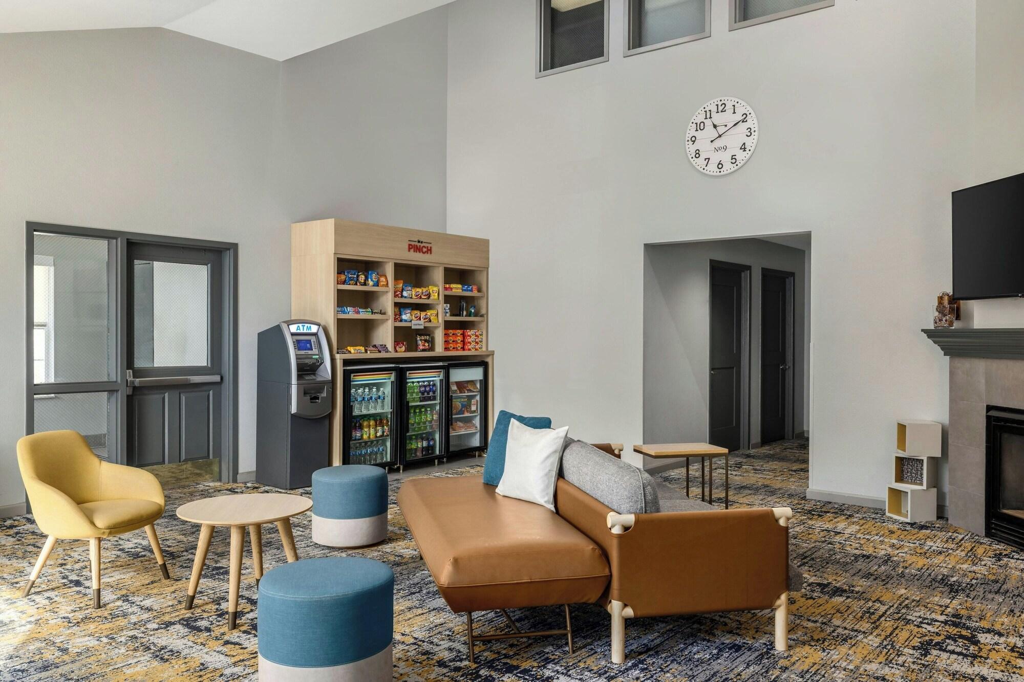 Vista Lobby TownePlace Suites by Marriott Detroit Dearborn