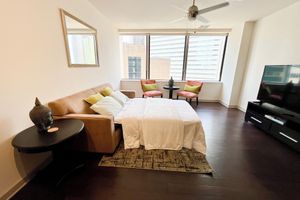 Alquiler Vacacional - Cozy Retreat with Rooftop Pool, Parking, and Spacious Comfort