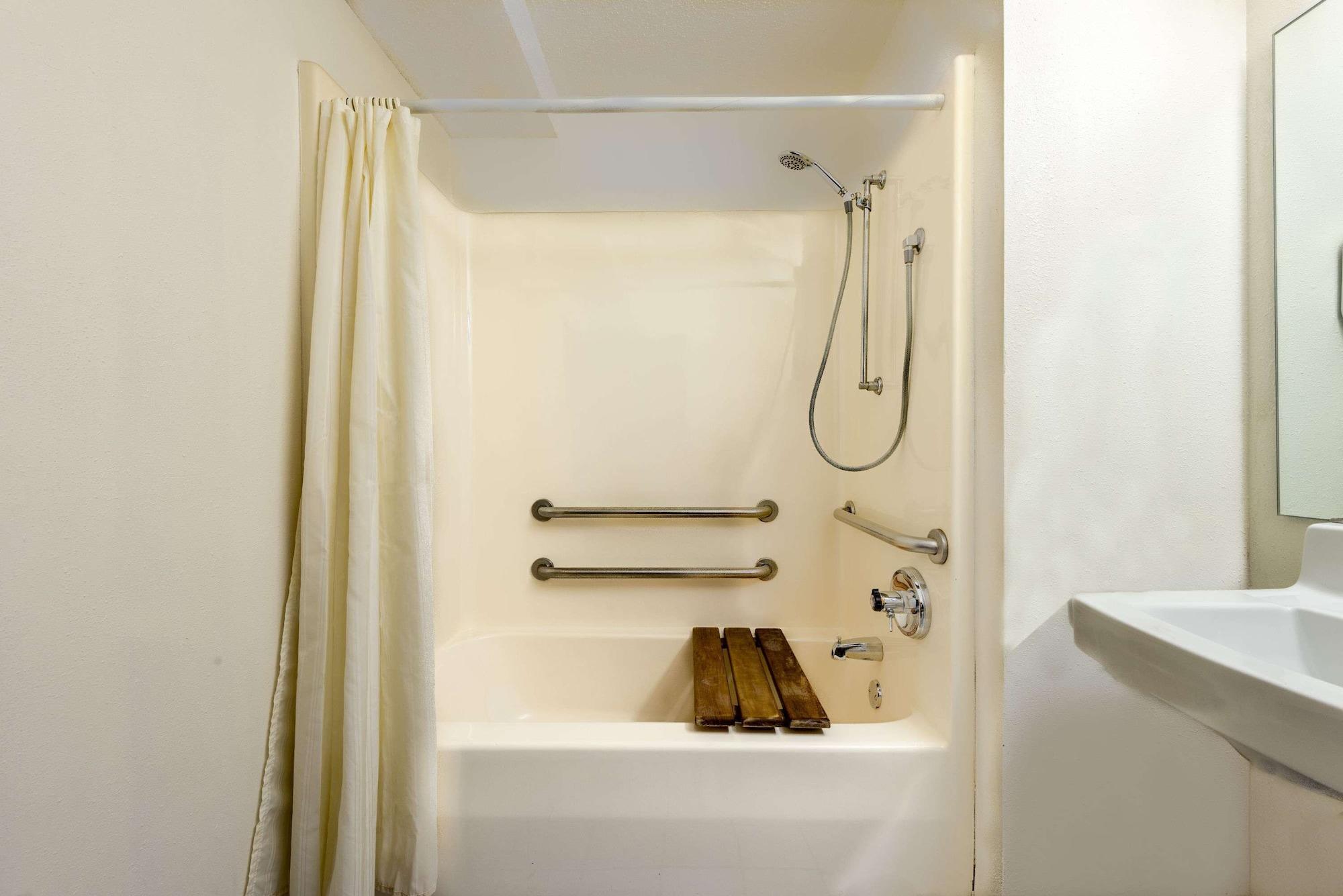 Equipamiento de Habitación Days Inn by Wyndham Pontoon Beach