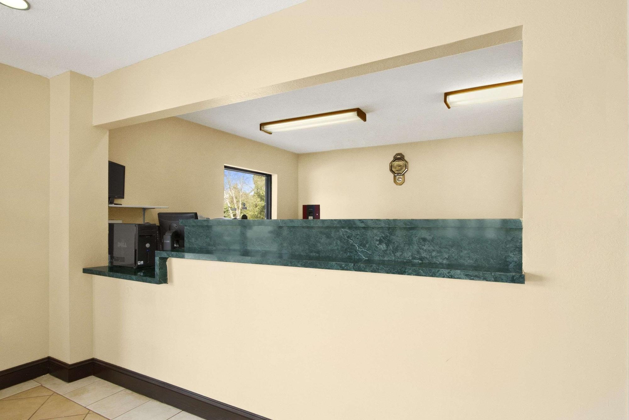 Vista Lobby Ramada Limited Columbia