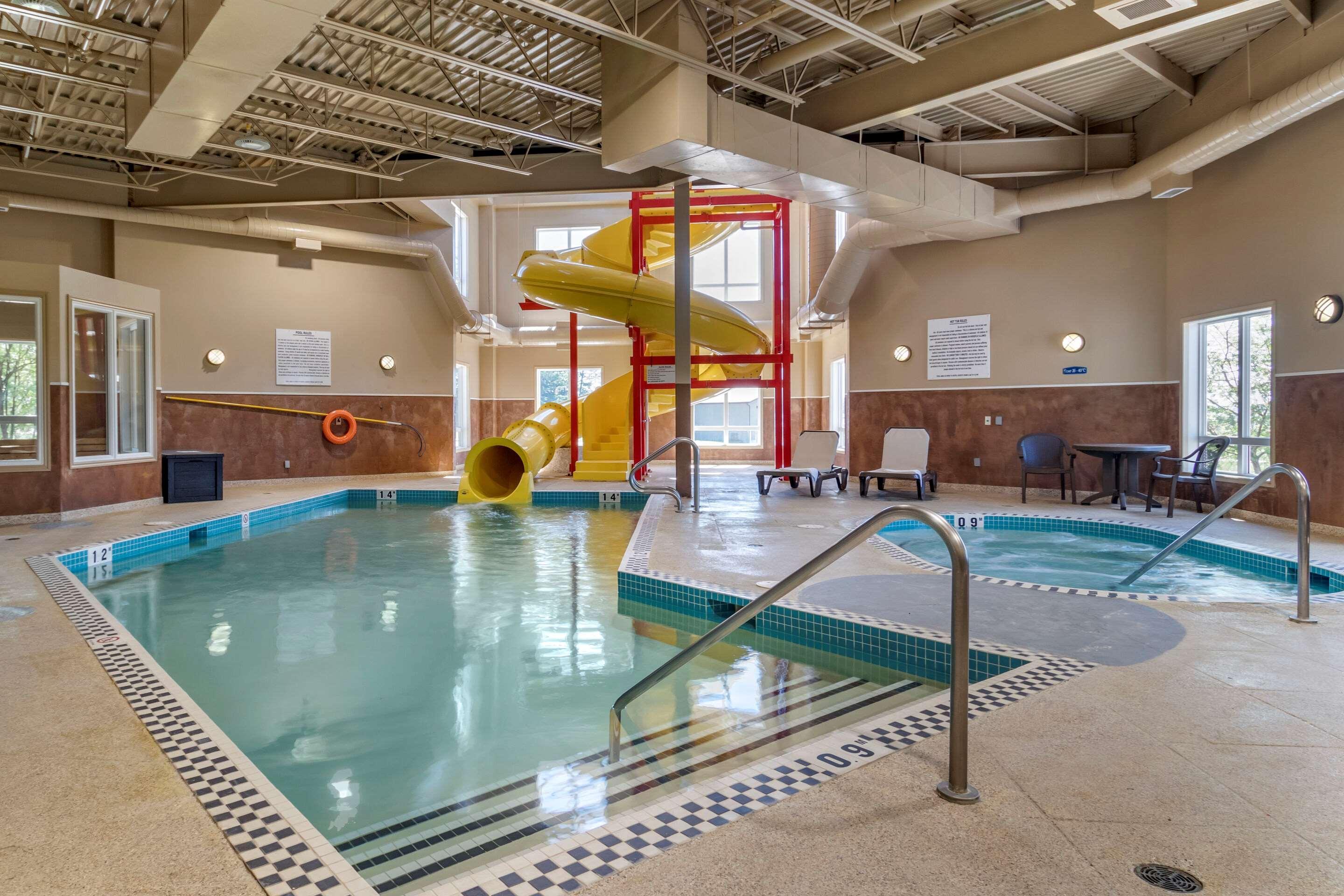 Vista Piscina Quality Inn & Suites
