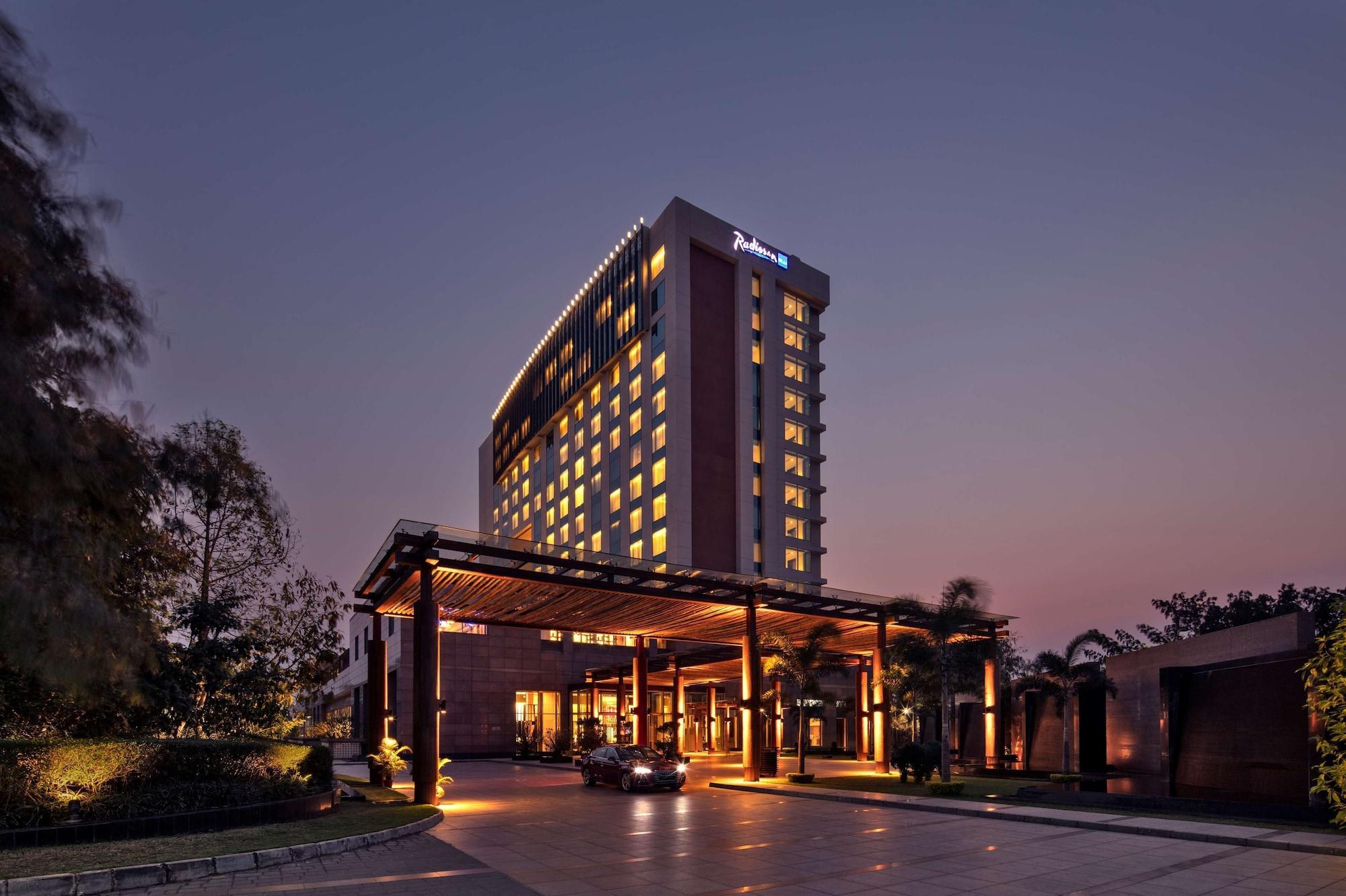 Vista Exterior Radisson Blu Hotel Guwahati
