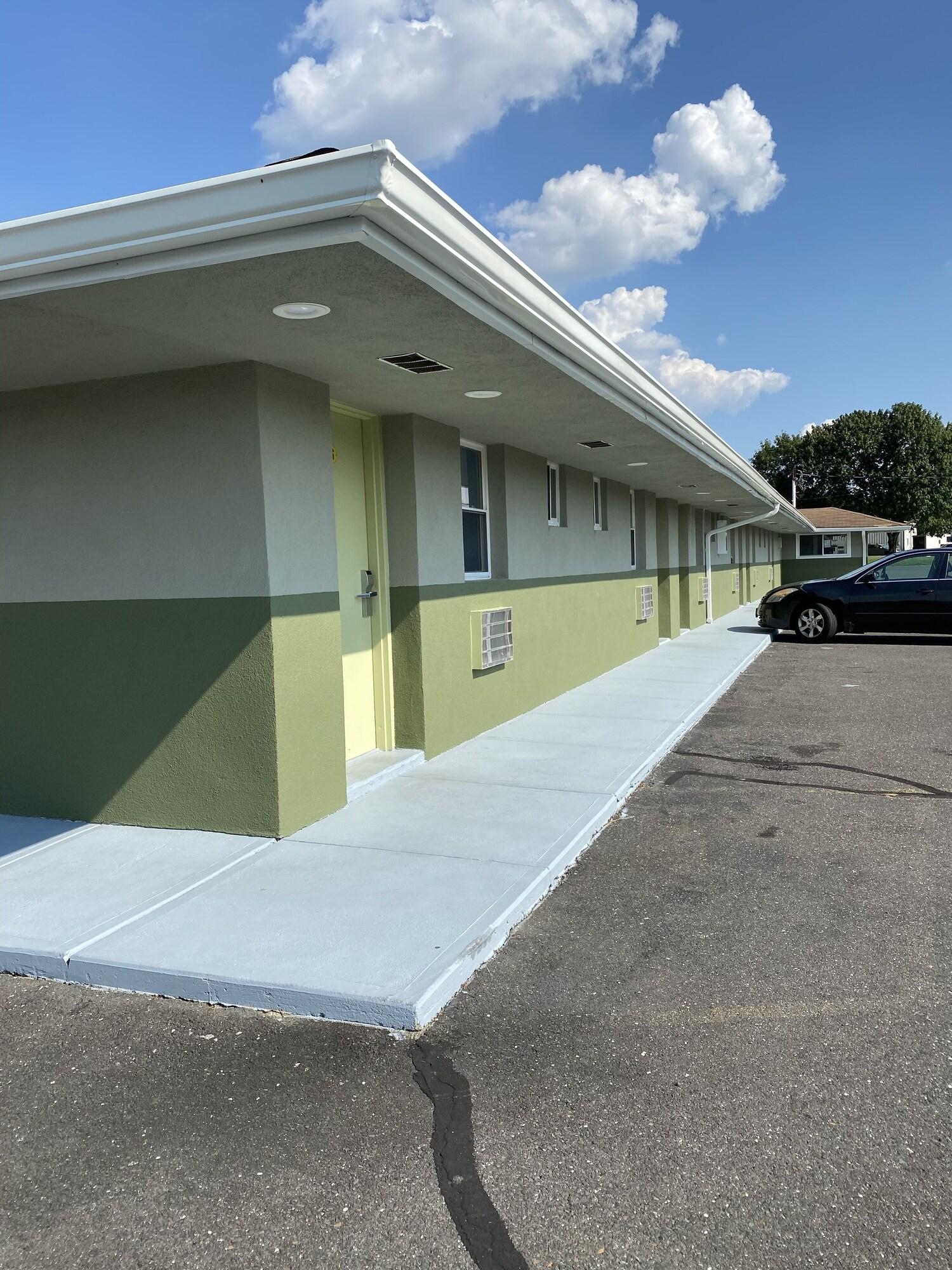 Vista Exterior Red Carpet Inn and Suites