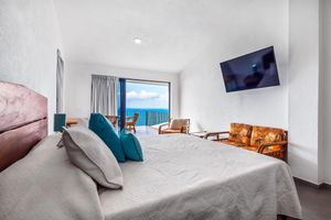 Renta temporal - Bright Ocean-view 2-story Condo Near Beach With Pool, Balcony & Full Kitchen