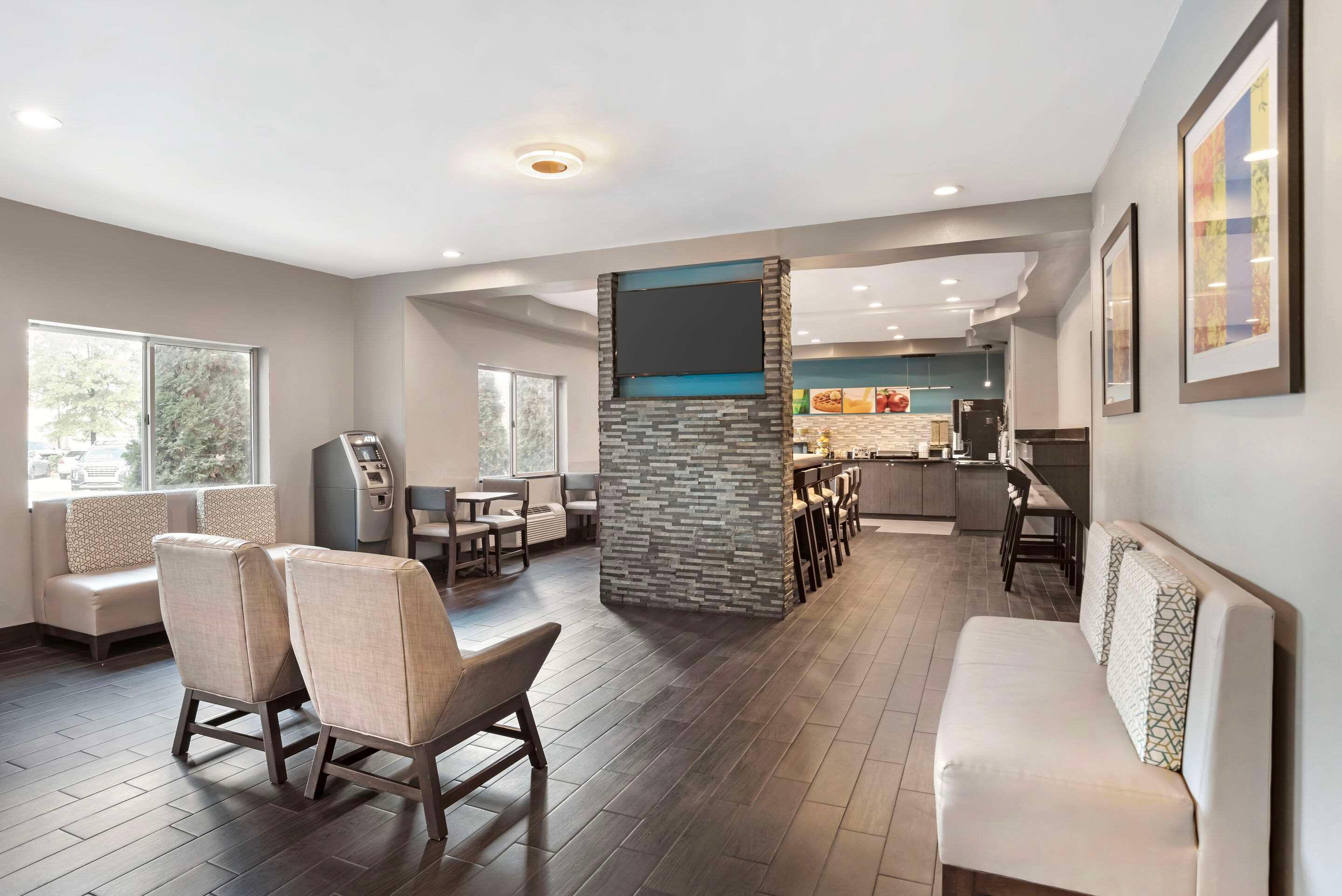 Vista Lobby Quality Inn & Suites Birmingham - Highway 280