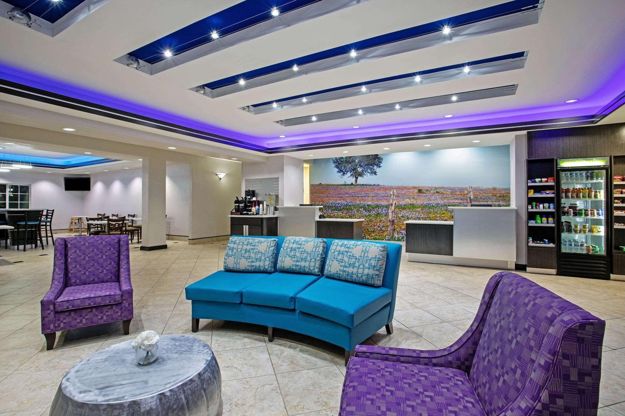Vista Lobby La Quinta Inn & Suites by Wyndham Fairfield TX