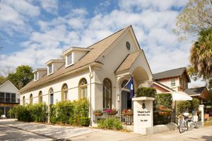 Alquiler Vacacional - The Chapel by Avantstay Gorgeous Converted Chapel w/ Hot Tub in Great Location!