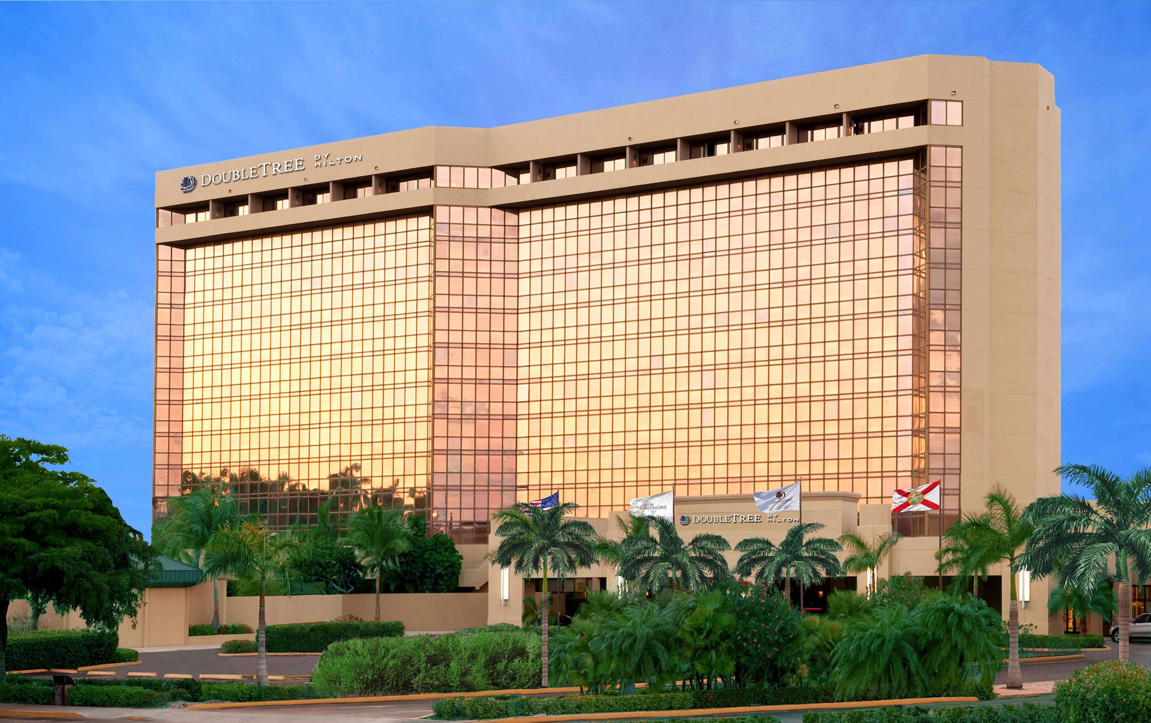 Vista Exterior DoubleTree by Hilton Hotel Miami Airport & Convention Center
