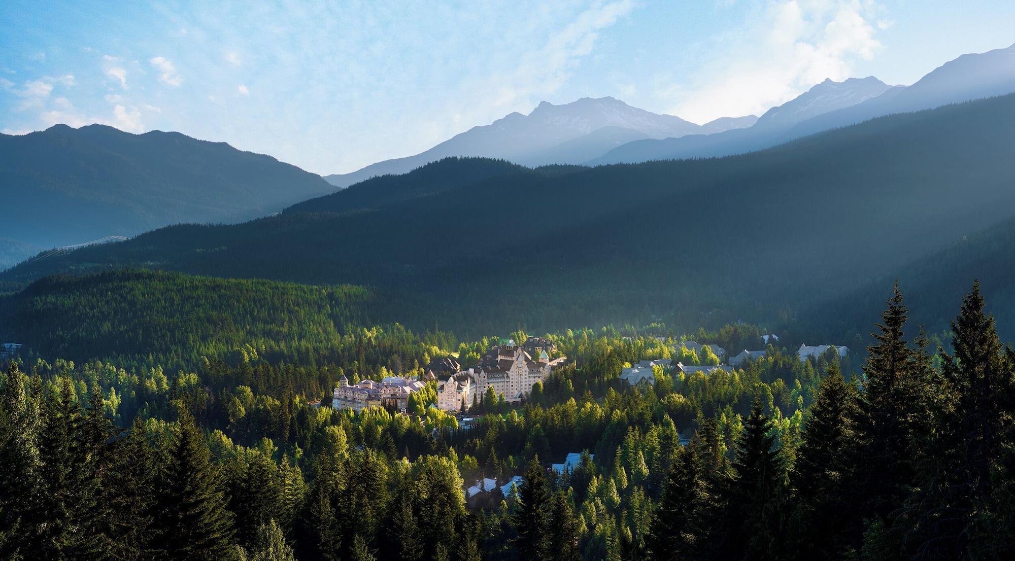 Vista Exterior Fairmont Chateau Whistler Gold Experience