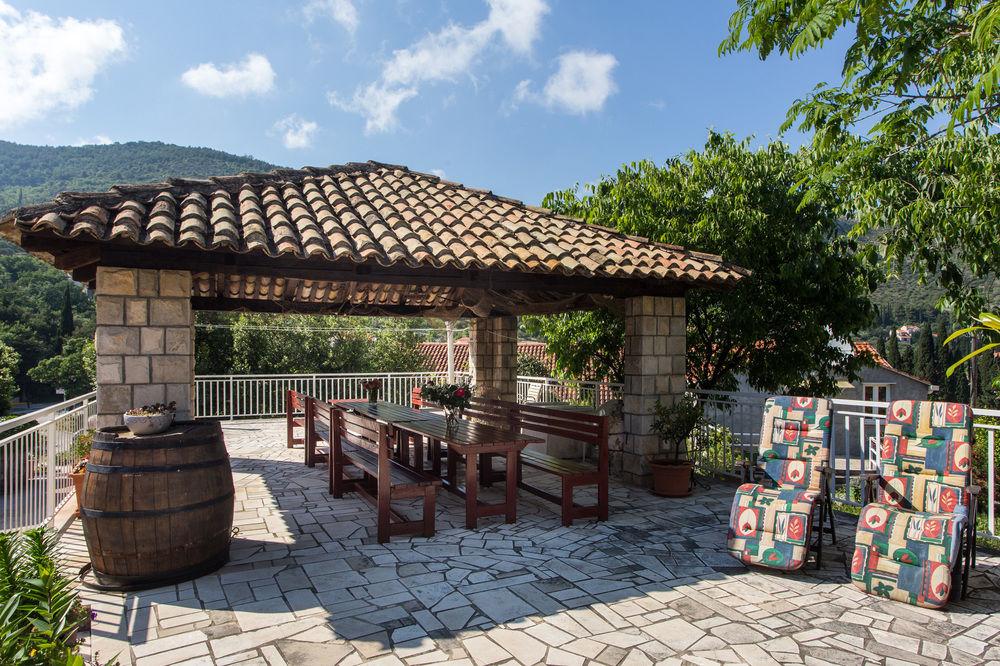 Varios Guest House J&J