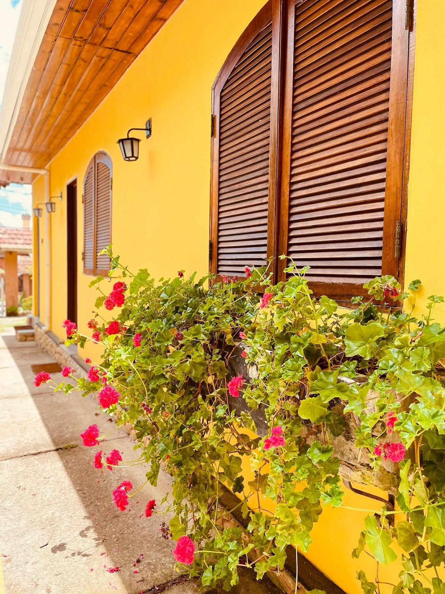 Vista da fachada Casinha Amarela